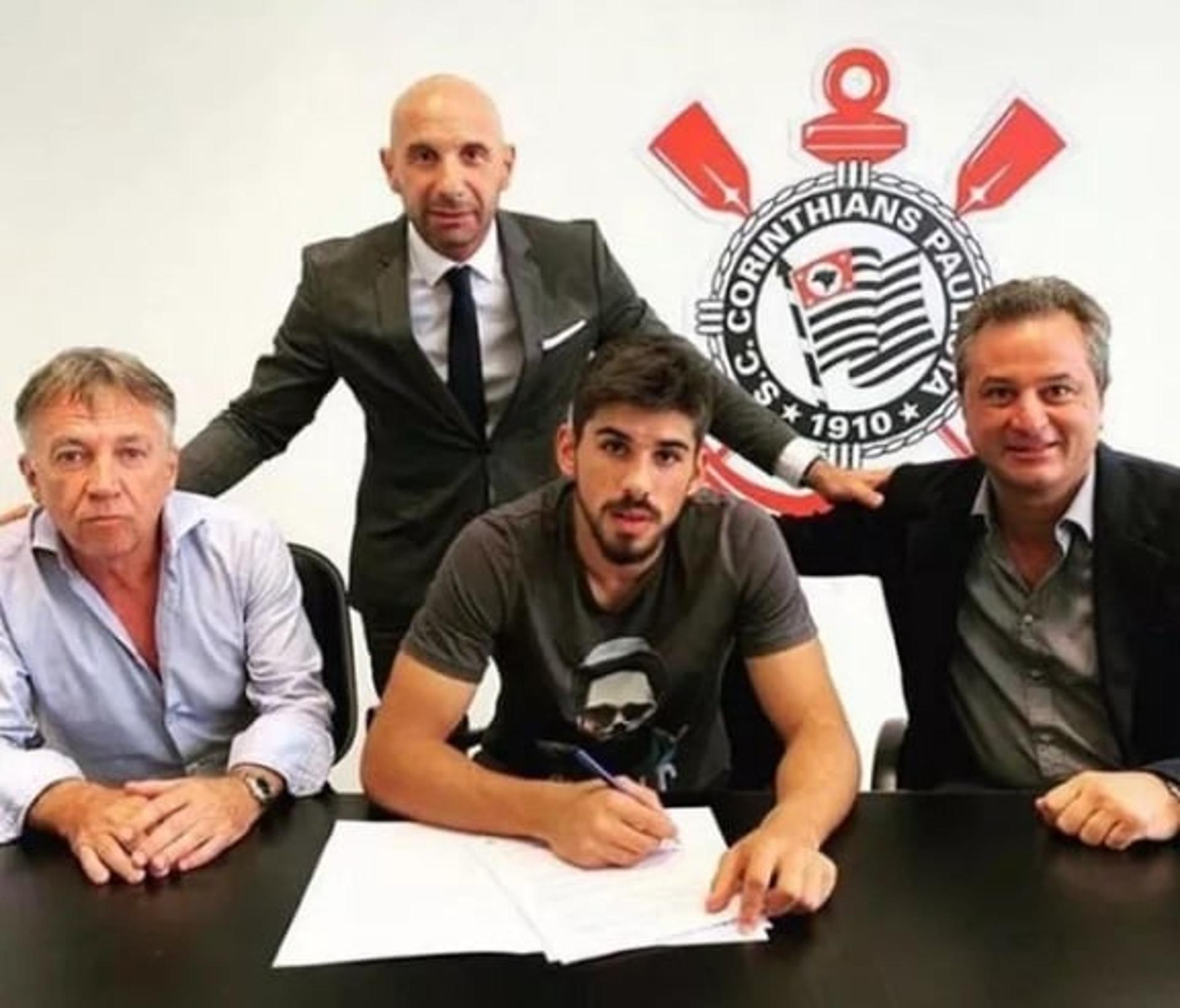 Bruno Méndez assinou contrato com o Corinthians