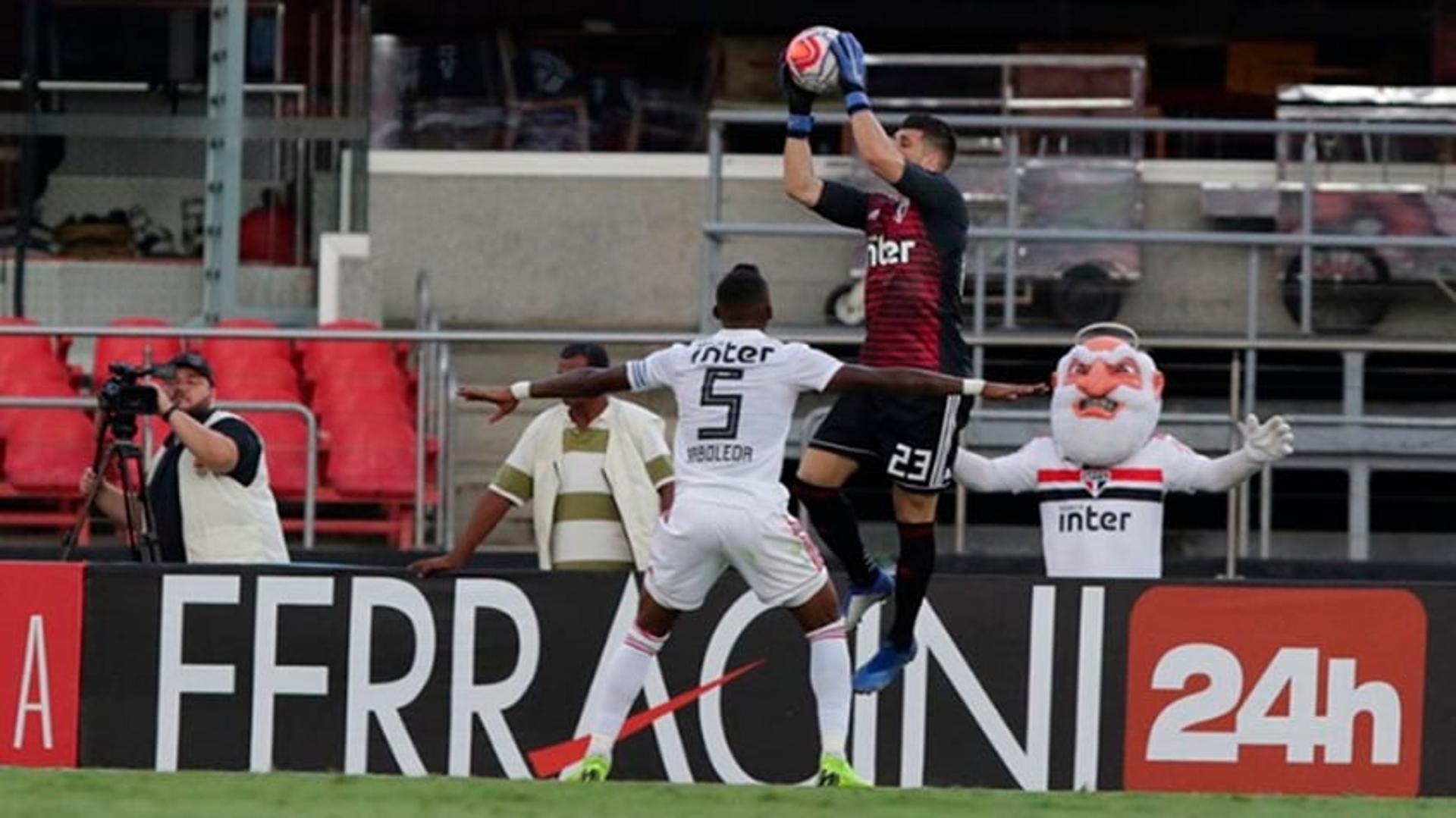 O São Paulo voltou a conviver com as vaias da torcida. Numa tarde sem tanta inspiração e prejudicado pela expulsão precoce de Gonzalo Carneiro, o Tricolor ficou apenas no empate sem gols com o Red Bull Brasil no Morumbi. O atacante recebeu a pior nota da partida. Por outro lado, Tiago Volpi fez boas defesas. Veja, na sequência, as notas do LANCE! (Por Fernanda Teixeira - fernandaisabel@lancenet.com.br)<br>