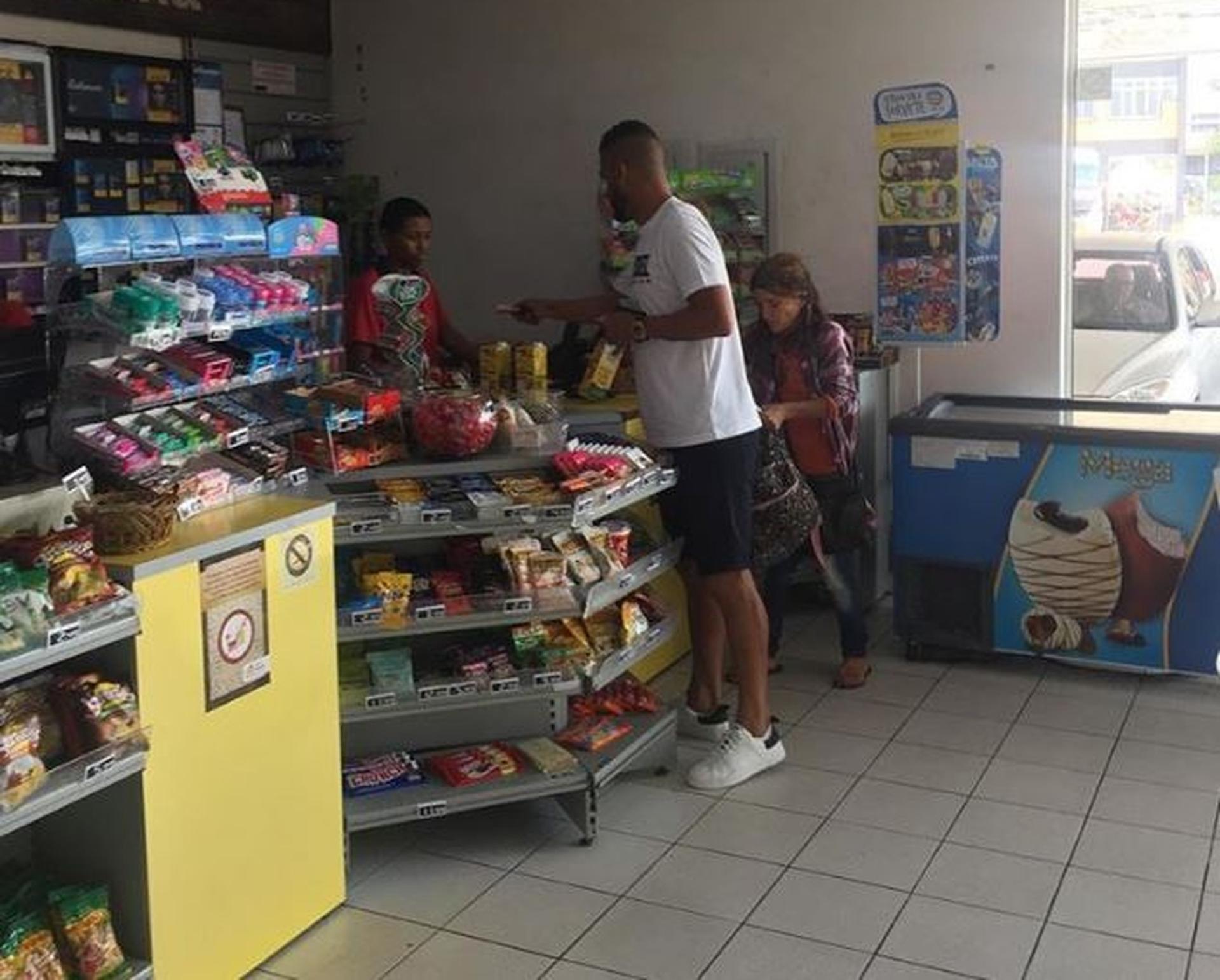 Maicon fotografado ajudando mulher em Porto Alegre