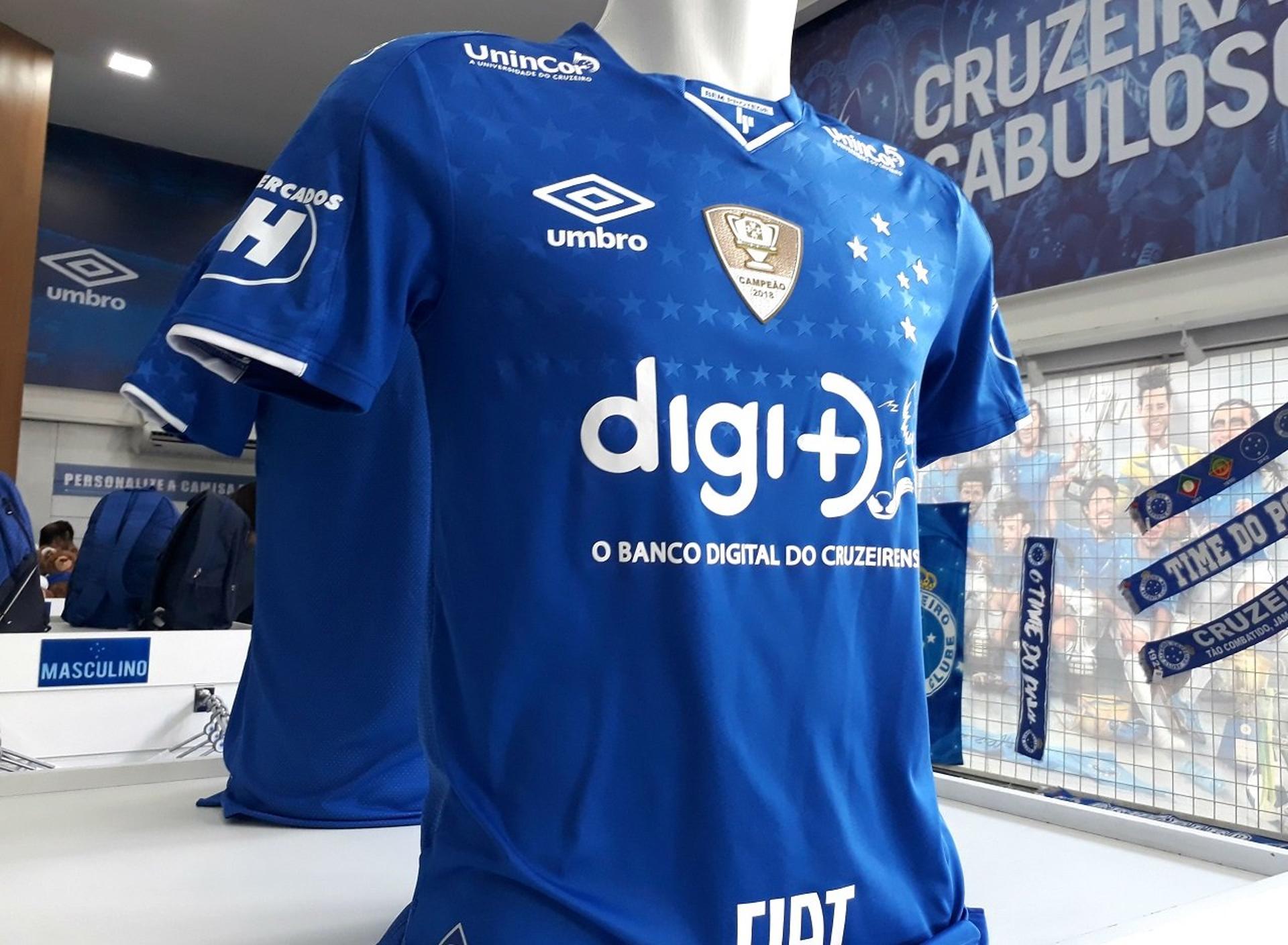 A nova camisa da Raposa já tem todas as marcas patrocinadores. A grande novidade são as estrelas  em marca d´agua espalhada