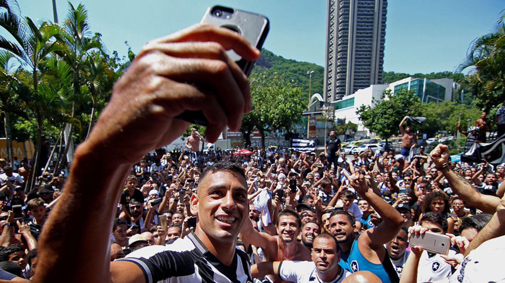 Imagens da apresentação de Diego Souza, o novo camisa 7 e estrela do Botafogo