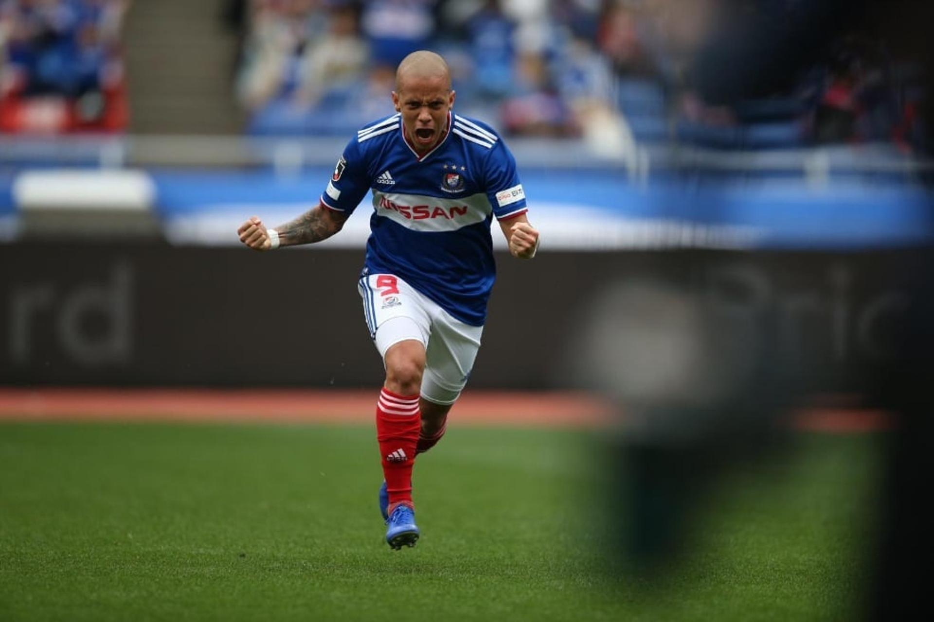 Marcos Junior celebra primeiro gol pelo Yokohama Marinos