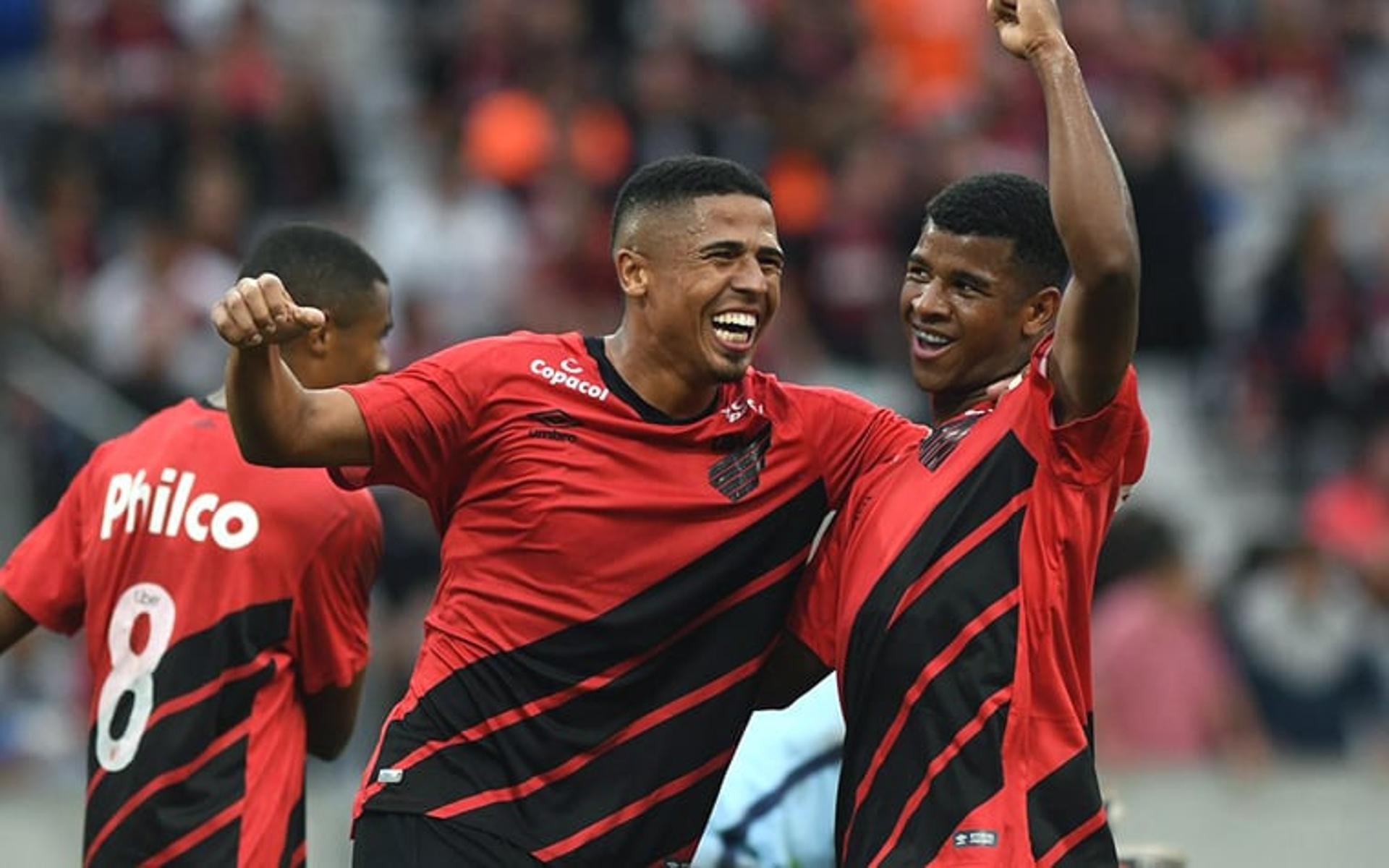 Se a torcida do Athletico estava desconfiada com o time de aspirantes, na abertura do 2º turno tudo mudou. Na Arena da Baixada, o Furacão massacrou o Toledo por 8 a 2 em uma das maiores goleadas da década no futebol brasileiro. O LANCE! aproveita para relembrar momentos como esse no Brasil. Confira!