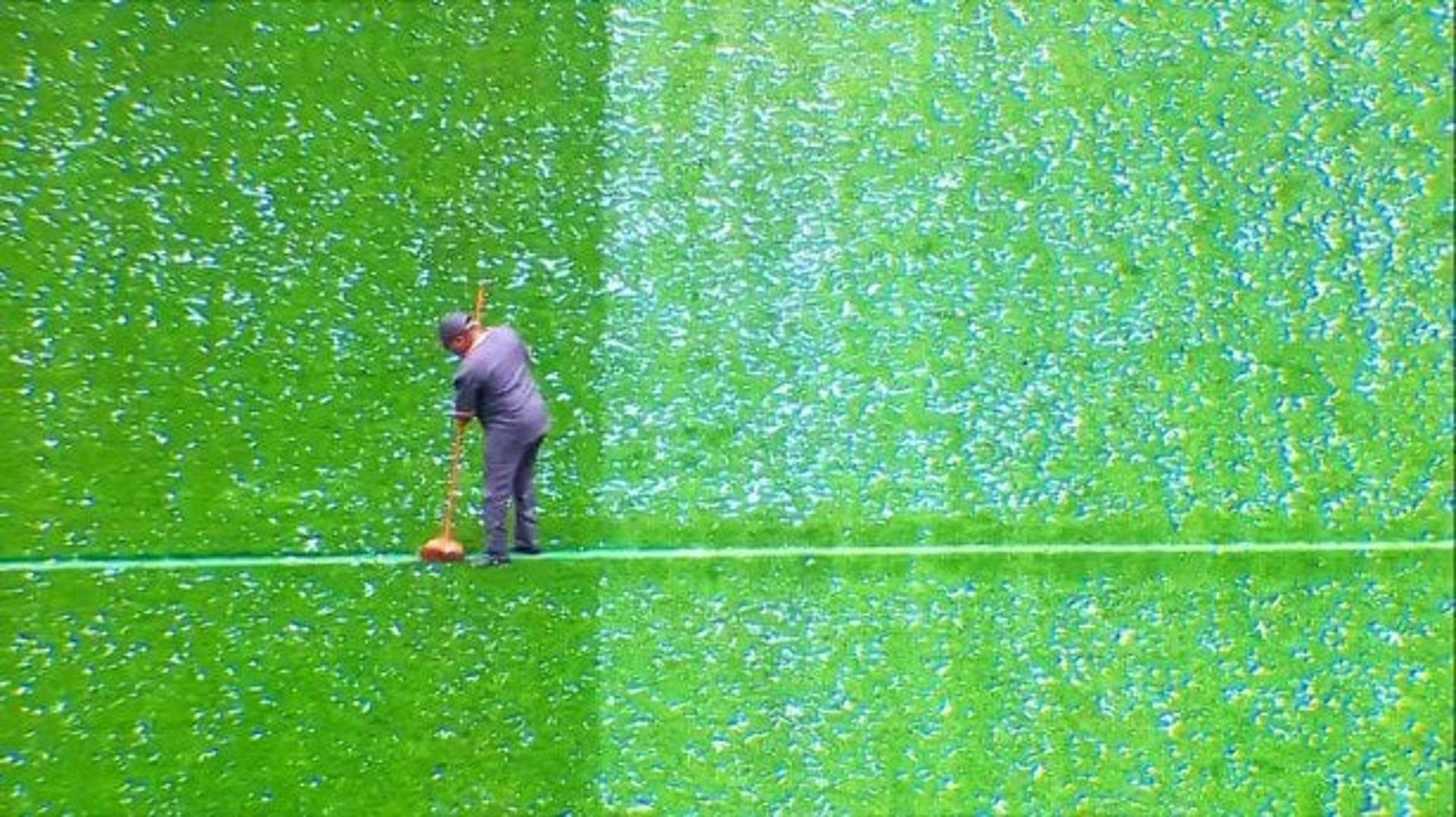 A chuva de papel picado chegou a atrasar o jogo com o Santos em 11 minutos