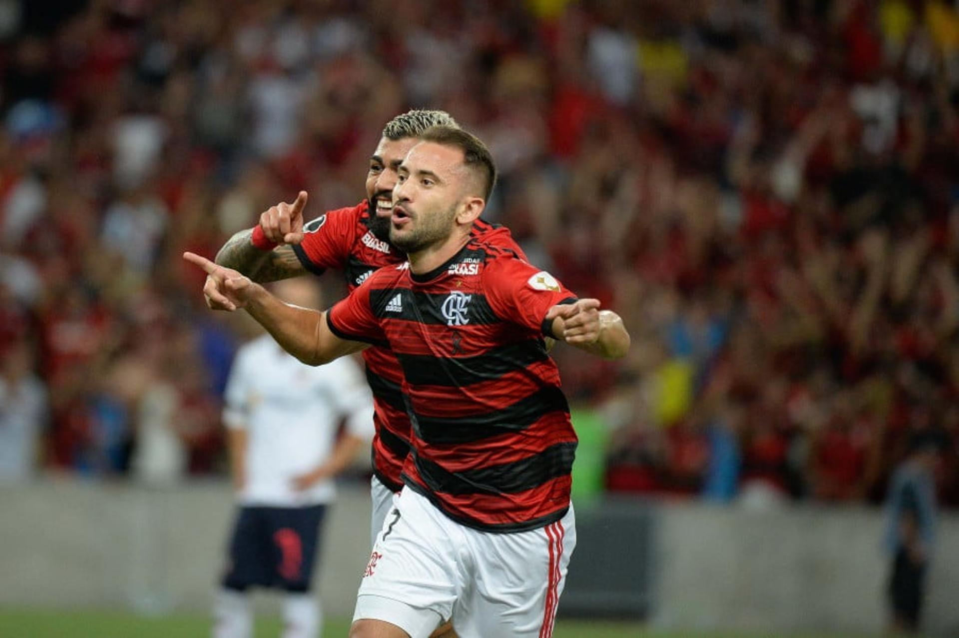 O primeiro jogo do Flamengo no Maracanã válido pela Libertadores deste ano, contra a LDU, do Equador, teve um cenário bem diferente daquele visto na última temporada, quando, punido devido aos acontecimentos na final da Sul-Americana de 2017, teve de enfrentar o River Plate, da Argentina, com portões fechados. Desta vez, com casa cheia, o que se pôde ver foi uma grande festa da torcida, com direito a mosaico na entrada do time em campo