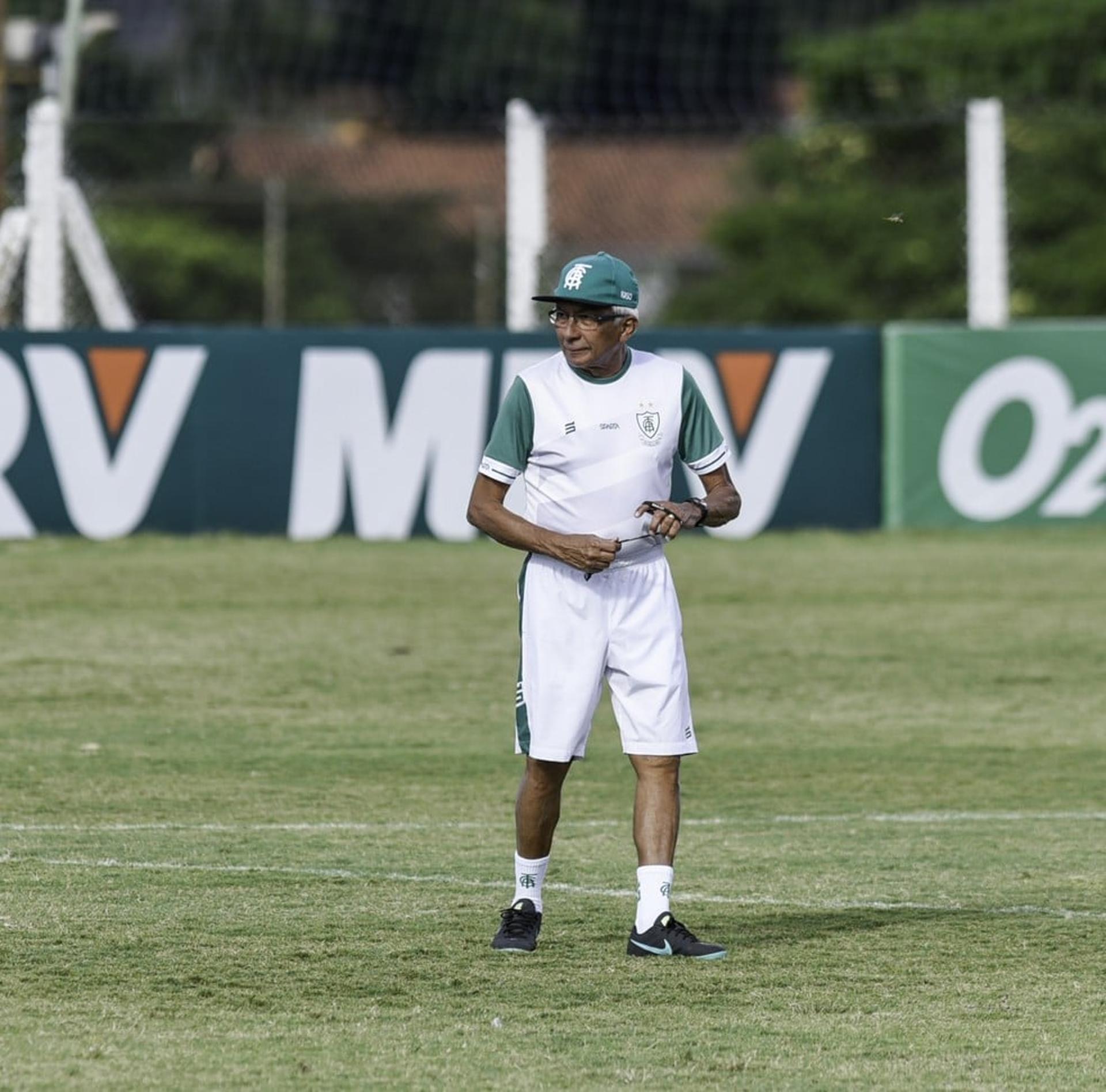 Gilvanildo era o técnico do América-MG em 2016, quando o Coelho venceu o Galo pela ultima vez