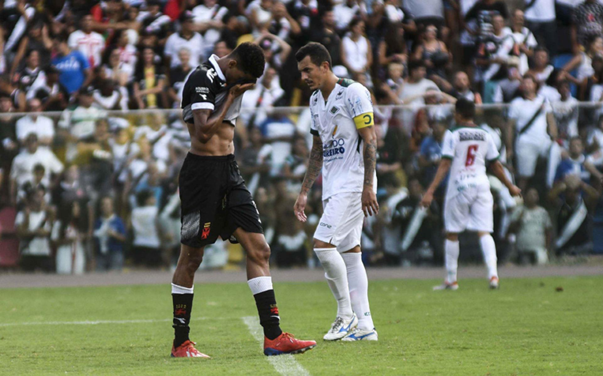 O Vasco falhou na pontaria e perdeu a primeira partida em 2019. O Cruz-Maltino até criou chances, mas não foi eficiente nas conclusões, melhor para a Cabofriense que venceu por 2 a 0 na tarde deste domingo, no Kleber Andrade, em Cariacica, no Espírito Santo. Bruno César e Marrony se salvaram no tropeço. Confira, a seguir, as notas do LANCE! (Por Rafael Bortoloti - reportervasco@lancenet.com.br)