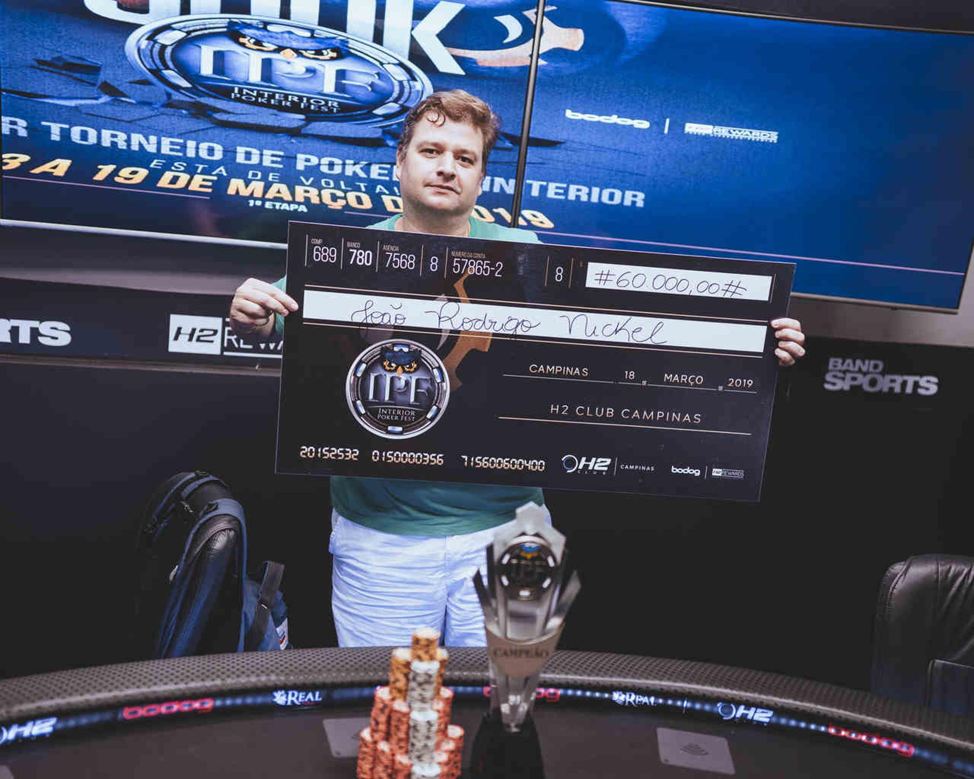 Além de um cheque polpudo, Nikita também ficou com o troféu da primeira etapa do IPF