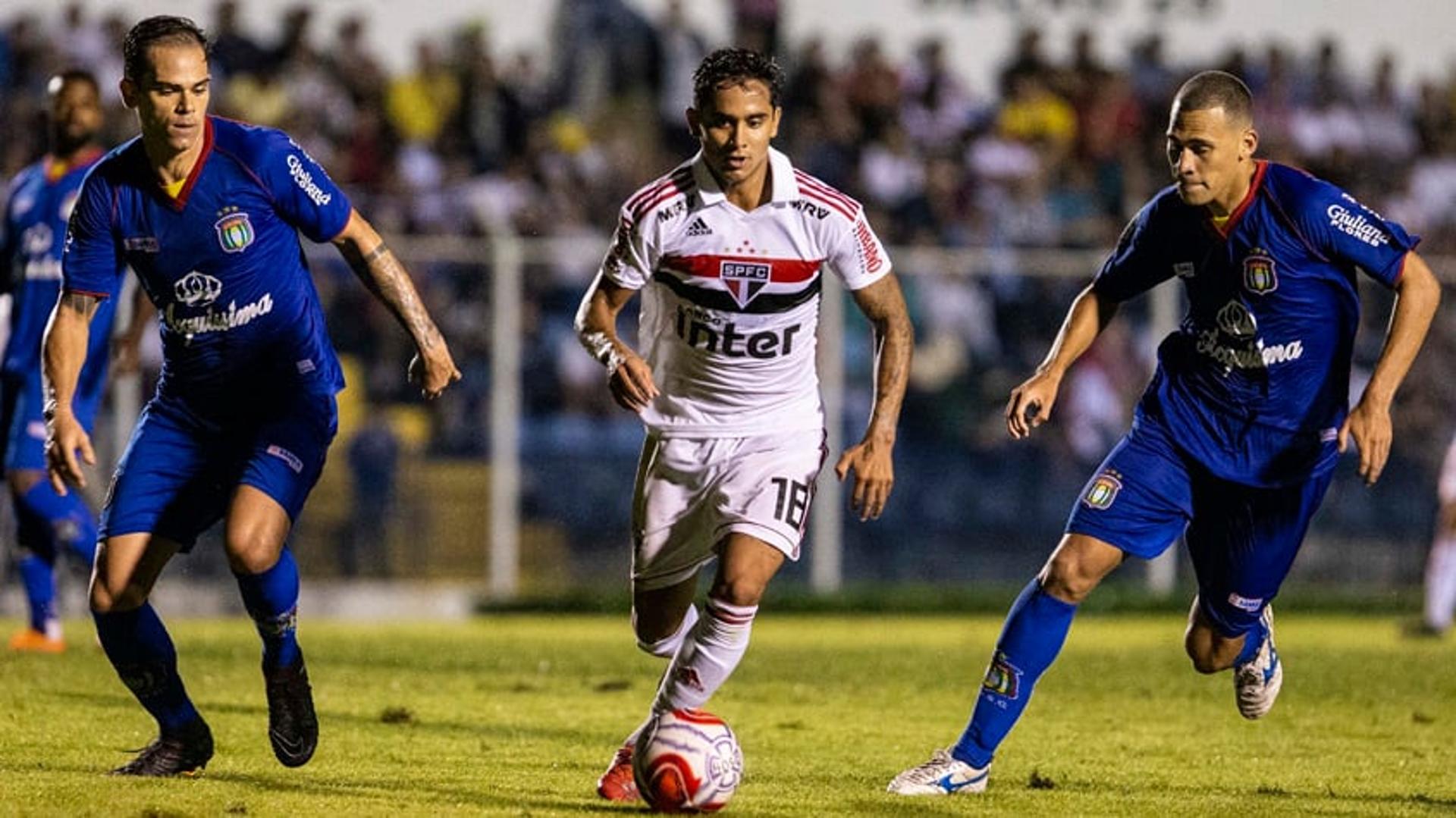 O São Paulo penou mais uma vez na temporada e ficou somente no empate por 1 a 1 com o rebaixado São Caetano, na noite desta quarta-feira, no Anacleto Campanella, pela última rodada da fase inicial do campeonato Paulista de 2019. Com o resultado, o Tricolor garantiu sua classificação para as quartas de final do estadual. O jovem&nbsp;Antony foi um dos poucos que se destacou pela equipe da capital. Veja as notas do LANCE! (por Fellipe Lucena)