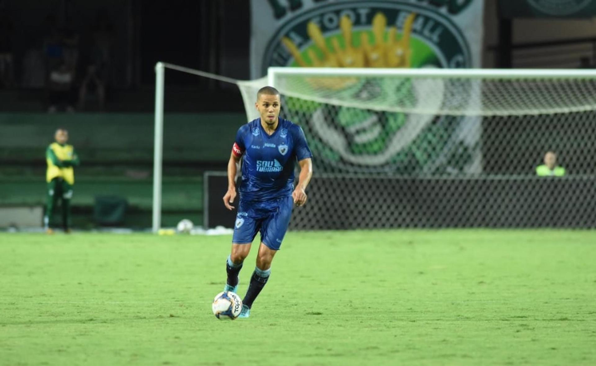 Zagueiro Marcondes em ação com a camisa do Londrina