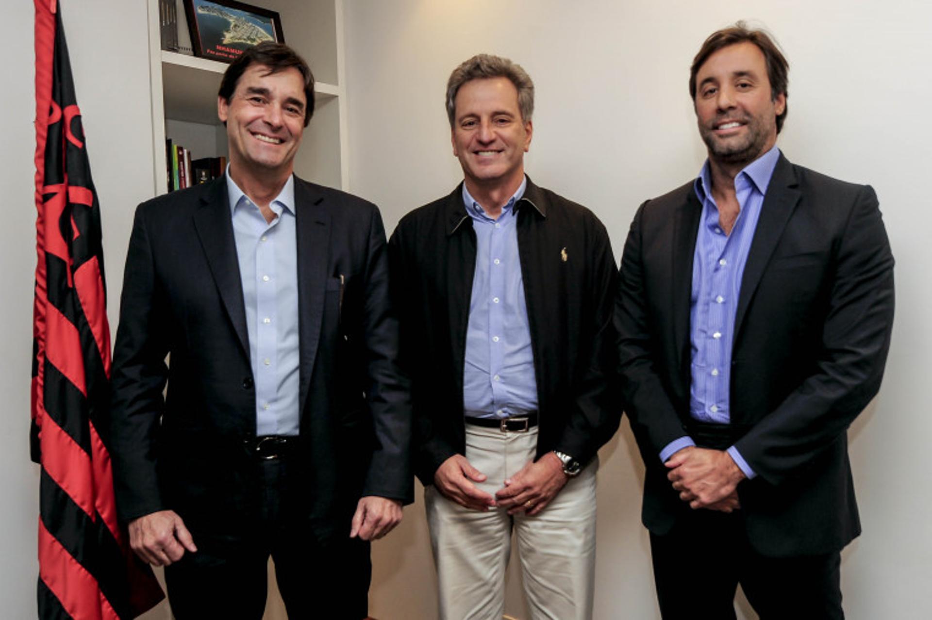 Gabriel Pentagna Guimarães (diretor presidente da BS2), à esquerda, e Rodrigo Pentagna Guimarães (vice-presidente comercial do BS2), à direita do presidente Rodolfo Landim