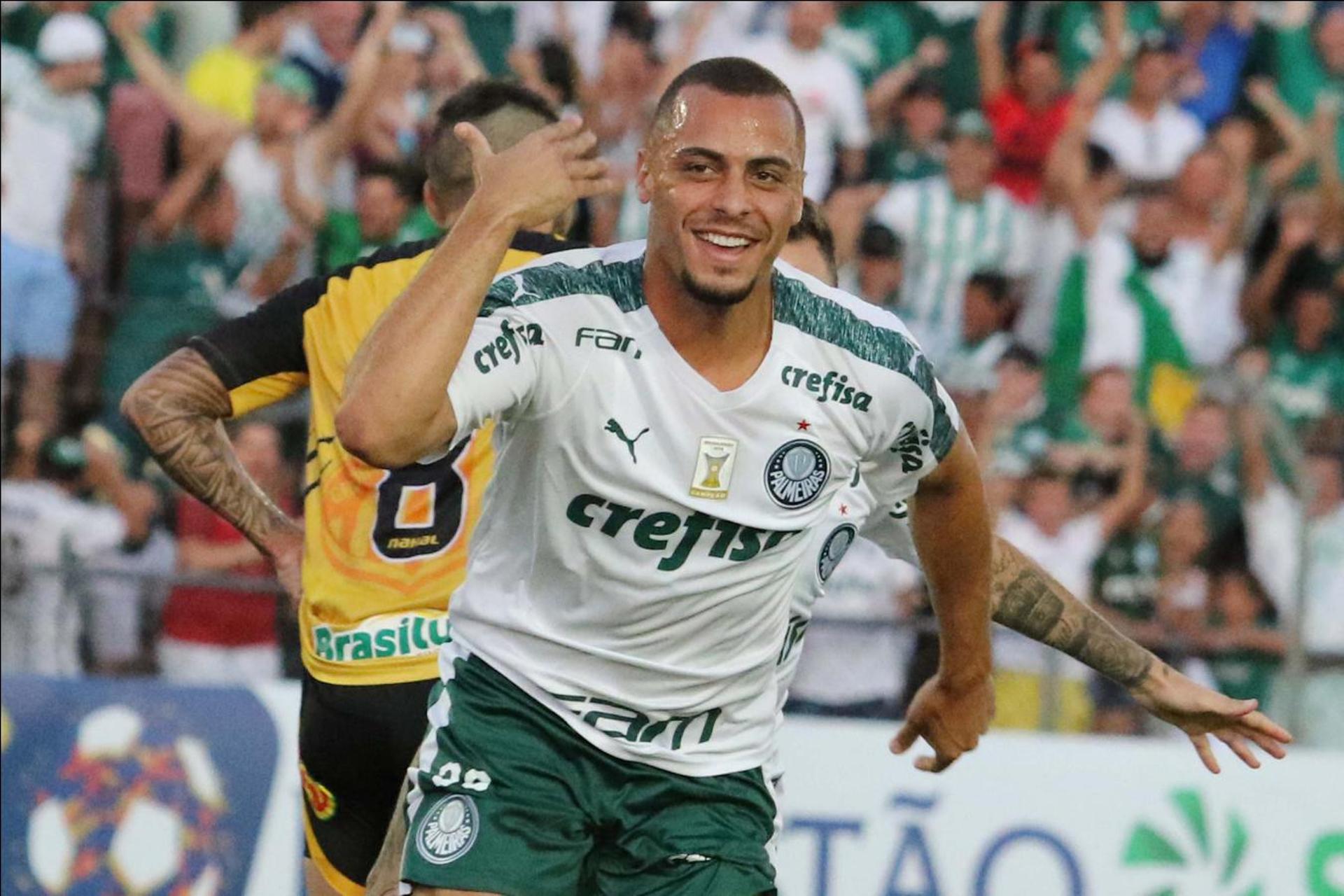 Neste sábado, o Palmeiras buscou empate por 1 a 1 contra o Grêmio Novorizontino, em Novo Horizonte (SP), no primeiro jogo das quartas de final do Paulistão. O atacante&nbsp;Arthur Cabral saiu do banco na volta do intervalo e brilhou em sua estreia pelo Alviverde, marcando o gol que deixou a partida empatada. Ele foi o grande nome do Palmeiras no jogo. Veja notas do LANCE!. (Por Carlos Bandeira de Mello - carlosandrade@lancenet.com.br)