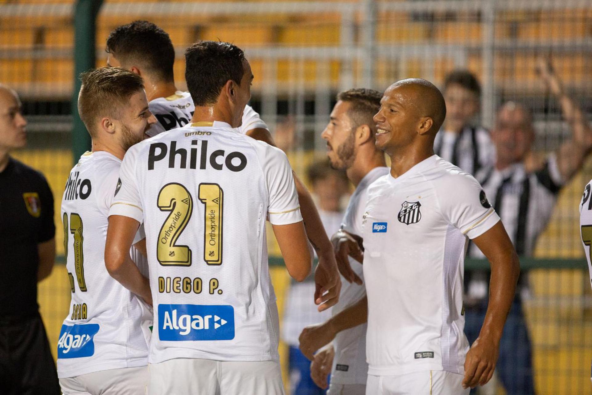 Neste sábado, o Santos bateu o Red Bull Brasil por 2 a 0, no Pacaembu, no primeiro jogo entre os times pelas quartas de final do Campeonato Paulista.&nbsp;Carlos Sánchez foi o grande nome do Peixe. Vejas as notas do LANCE!. (Por Carlos Bandeira de Mello - carlosandrade@lancenet.com.br)