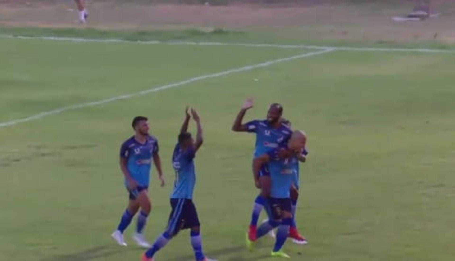 Junior Osias comemora seu primeiro gol com a camisa do São Raimundo