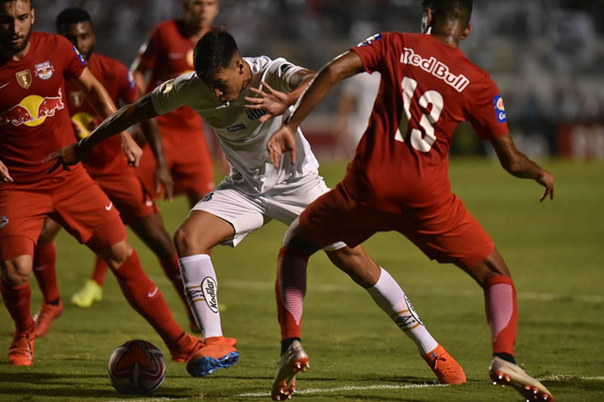 Com uma boa vantagem construída no jogo de ida, no Pacaembu, o Santos empatou com o Red Bull em Campinas por 0 a 0 e avançou às semifinais do Paulistão. O Peixe teve uma atuação regular, sem um grande destaque (notas por Carlos Andrade)&nbsp;