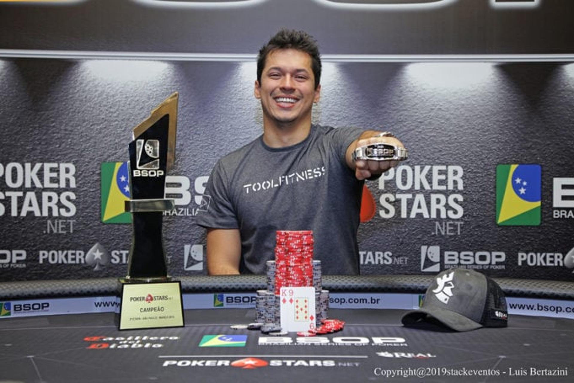 Além do prêmio milionários, Pedro Outor levou um bracelete e o troféu do Main Event do BSOP São Paulo