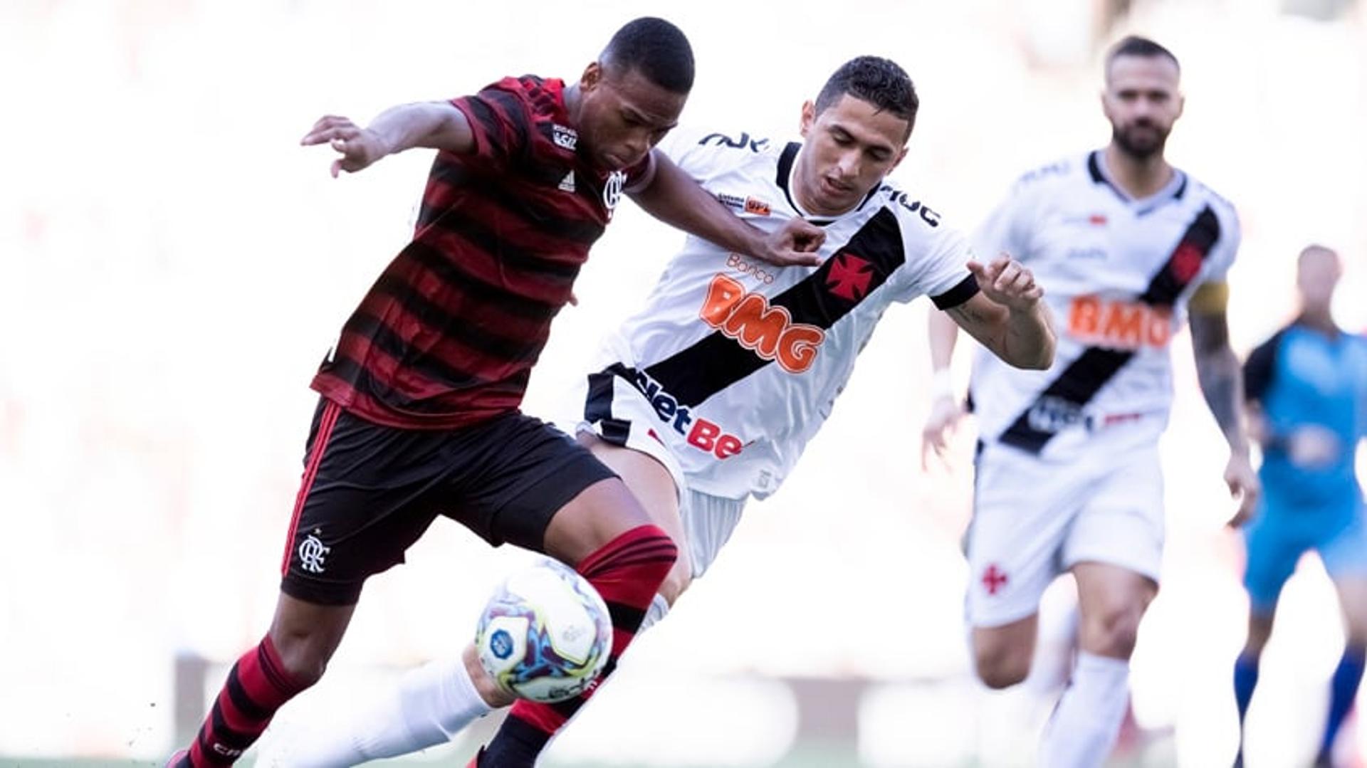 O Vasco ficou muito perto do título da Taça Rio, mas acabou levando o empate nos acréscimos e perdeu nos pênaltis para o Flamengo, neste domingo, no Maracanã. Os destaques do Cruz-Maltino na partida foram o goleiro Fernando Miguel, que fez boas defesas e pegou uma cobrança, e o lateral-esquerdo Danilo Barcelos, que deu assistência e converteu sua penalidade. Confira todas as notas do LANCE! (por&nbsp;Carlos Bandeira de Mello)