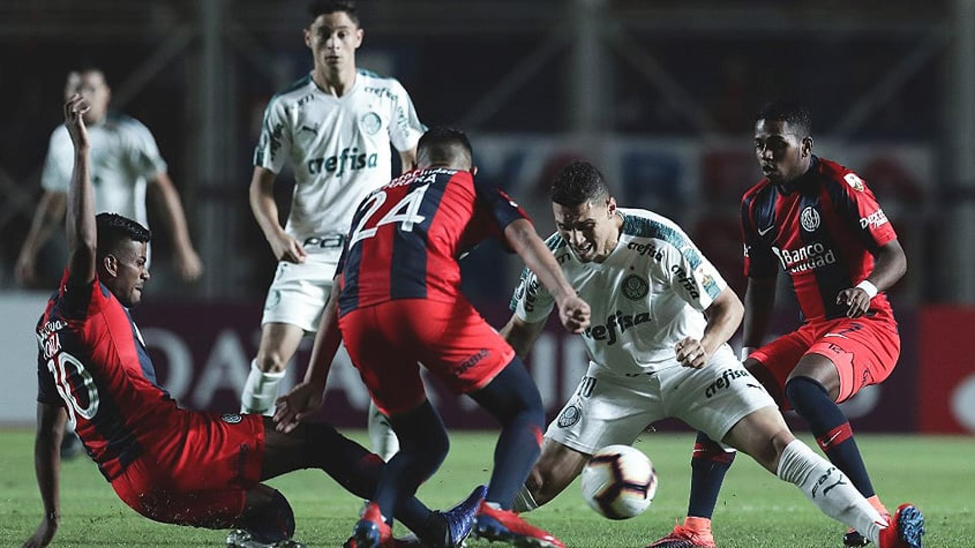 O Palmeiras bem que tentou, fez um bom primeiro tempo, mas depois oscilou e acabou derrotado pelo San Lorenzo, por 1 a 0, na Argentina, pela Libertadores. Os jogadores que foram 'se salvaram' no Verdão foram Marcos Rocha, com boas investidas no ataque, e Moisés, que quase fez um golaço de bicicleta. Confira a seguir as notas do LANCE! (por Fernanda Teixeira).