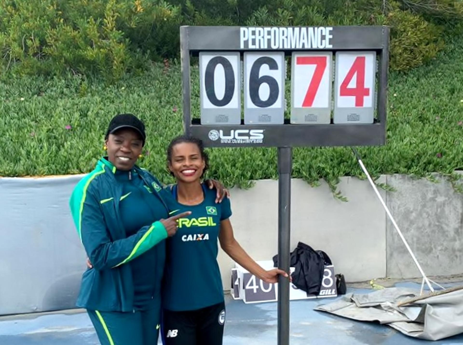 A técnica Tania Moura e a saltadora Eliane Martins