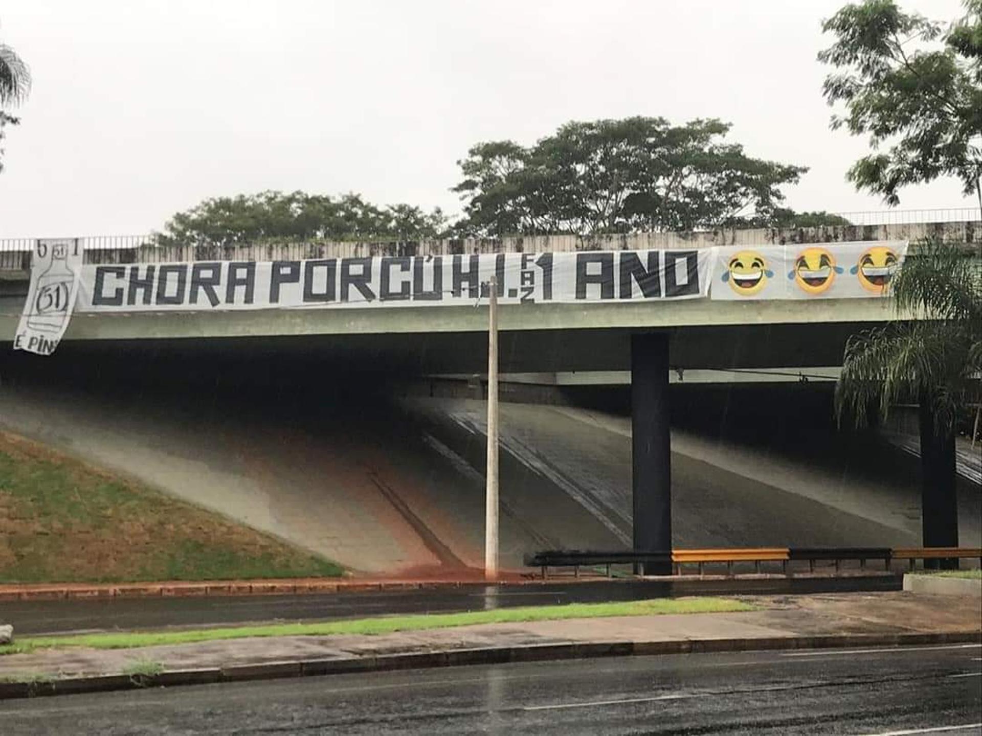 Faixas da torcida do Corinthians provocam o Palmeiras