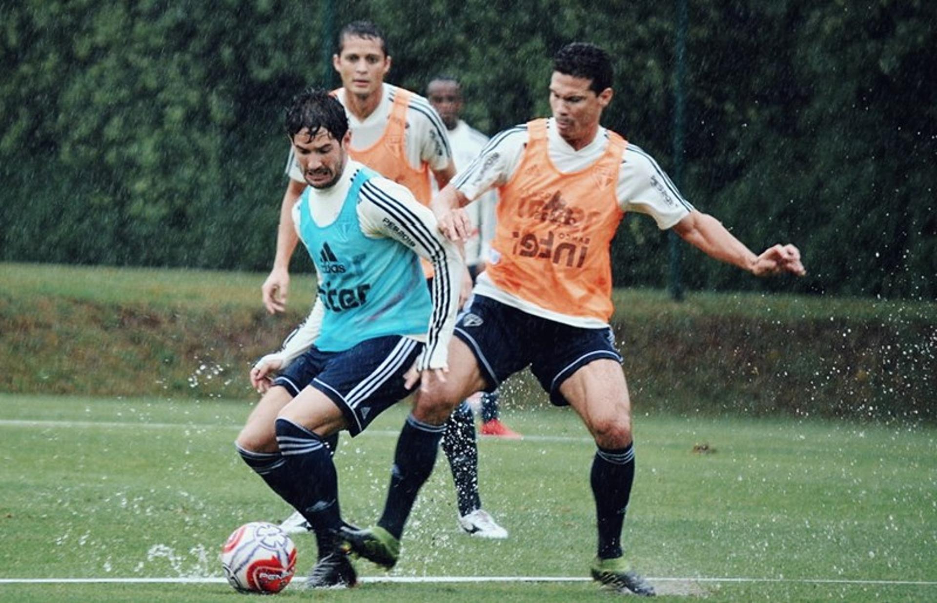 Hernanes e Pato durante treino