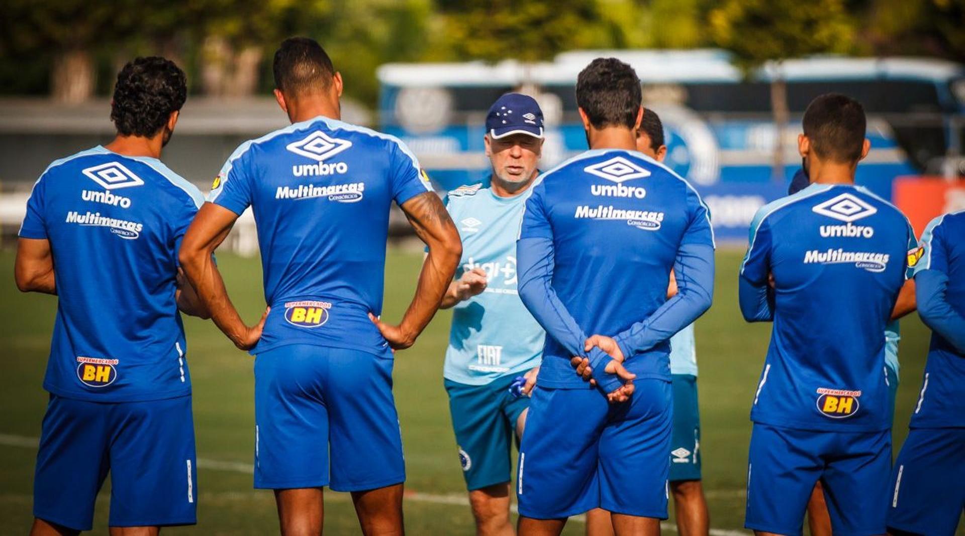 Mano comandou o treinamento na Toca da Raposa com todo o elenco à disposição, mas não confirnou que começa o duelo com o Galo