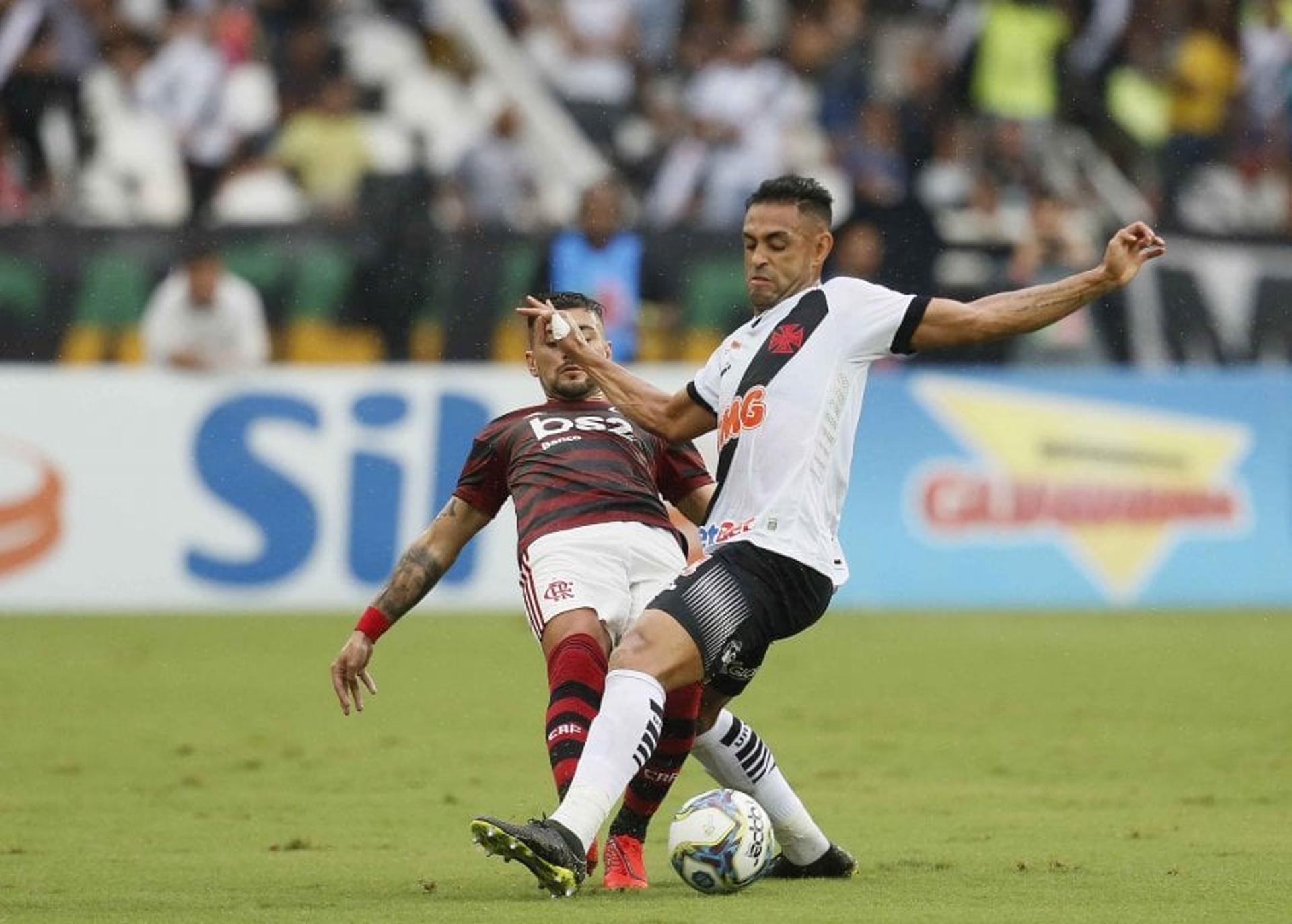 O Vasco foi envolvido pelo Flamengo e perdeu por 2 a 0, neste domingo, no Nilton Santos, o primeiro jogo da final do Carioca. Em meio a atuação apagado do Cruz-Maltino, o principal destaque foi o goleiro Fernando Miguel. Werley e Leandro Castan também foram bem-avaliados. Confira as notas do LANCE! (por&nbsp;João Vitor Castanheira)