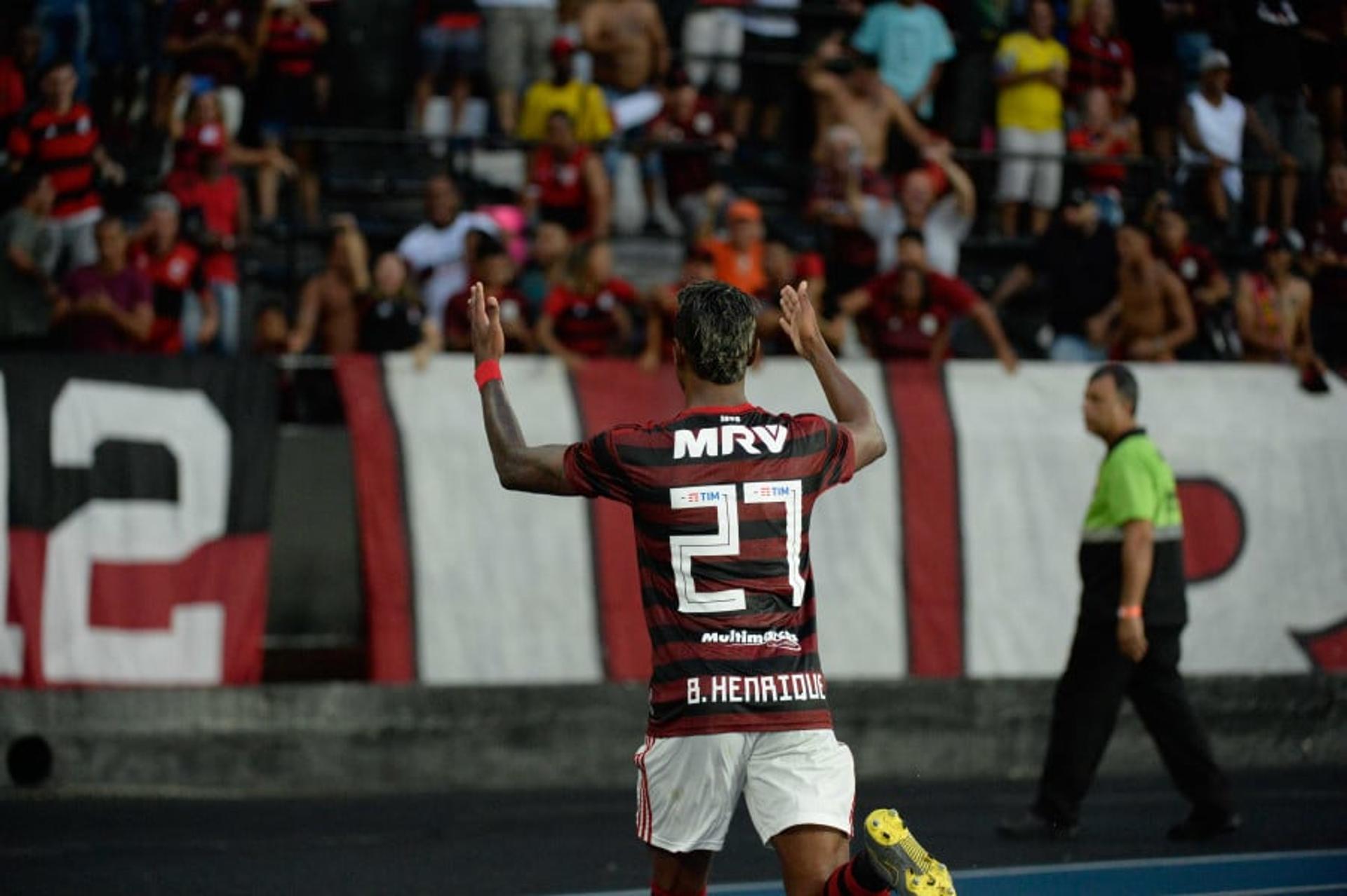 O Flamengo não deu chances ao Vasco e venceu o primeiro jogo da decisão do Carioca por 2 a 0, neste domingo, no Nilton Santos, abrindo boa vantagem para conquistar o título. O grande destaque Rubro-Negro no jogo foi Bruno Henrique, autor dos dois gols. Arrascaeta e Everton Ribeiro também foram bem-avaliados. Confira as notas do LANCE! (por João Vitor Castanheira)