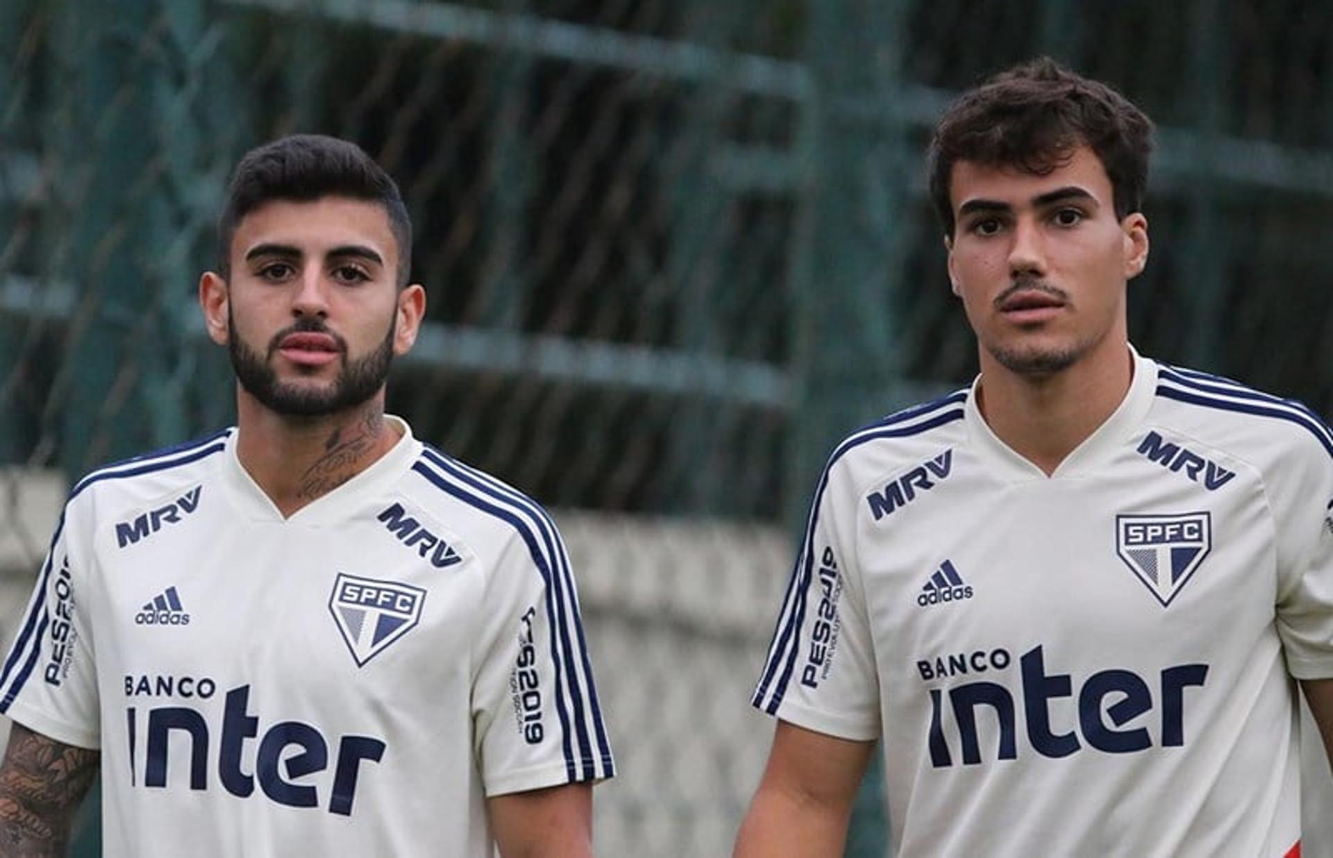 Liziero acompanhou jogo-treino desta terça-feira ao lado de Igor Gomes