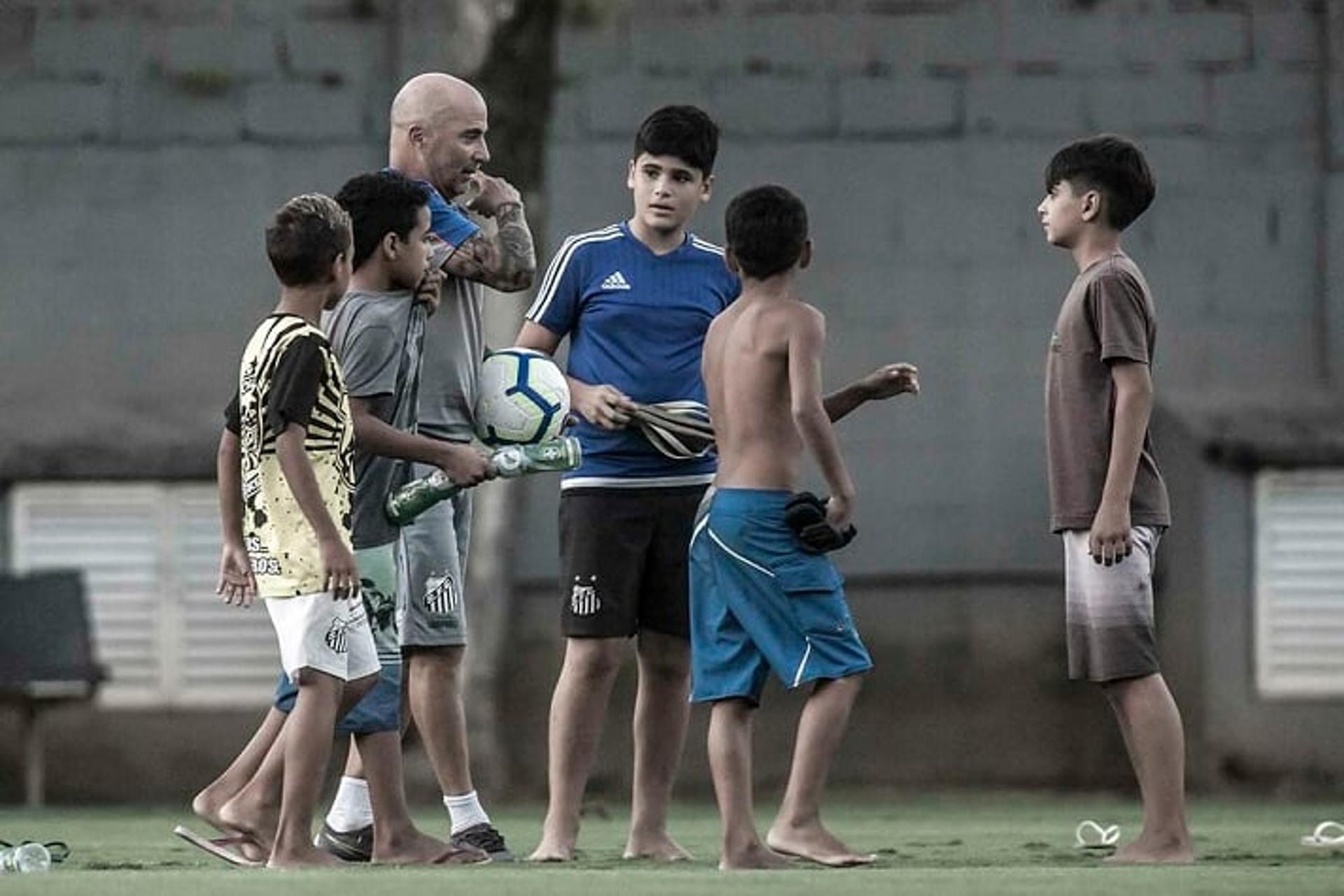 Sampaoli - Crianças no CT