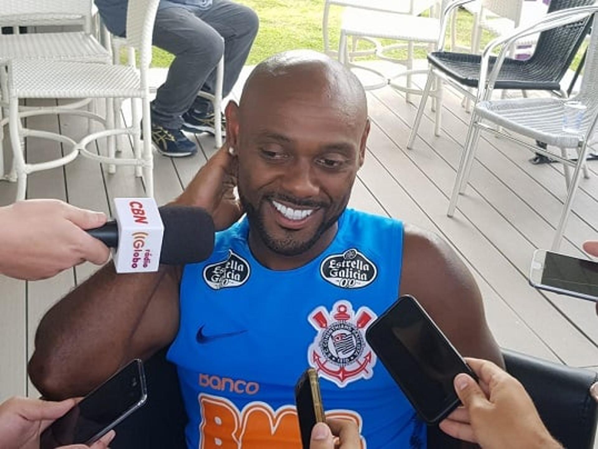 Vagner Love em media day do Corinthians