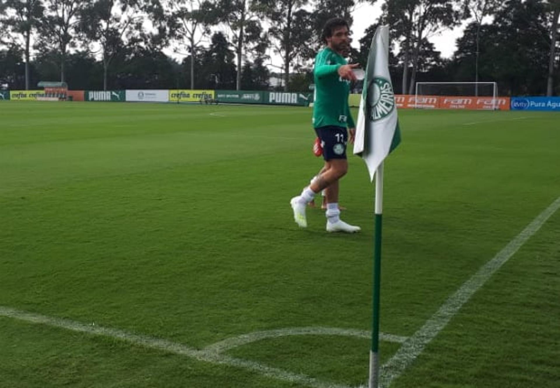 Ricardo Goulart ficou conversando no gramado depois do treino fechado desta terça-feira