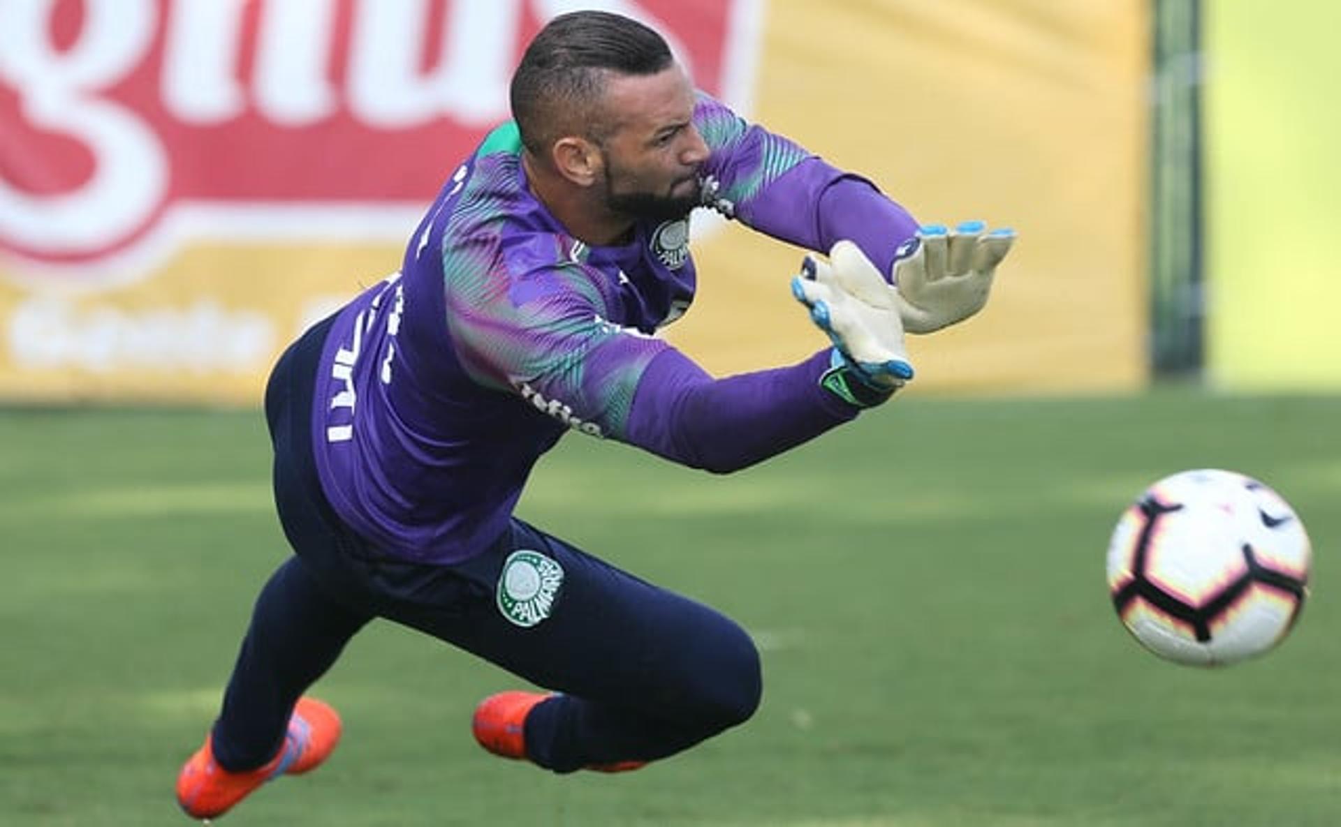 Goleiro Weverton se diz preparado para possível interferência da altitude no tempo de bola