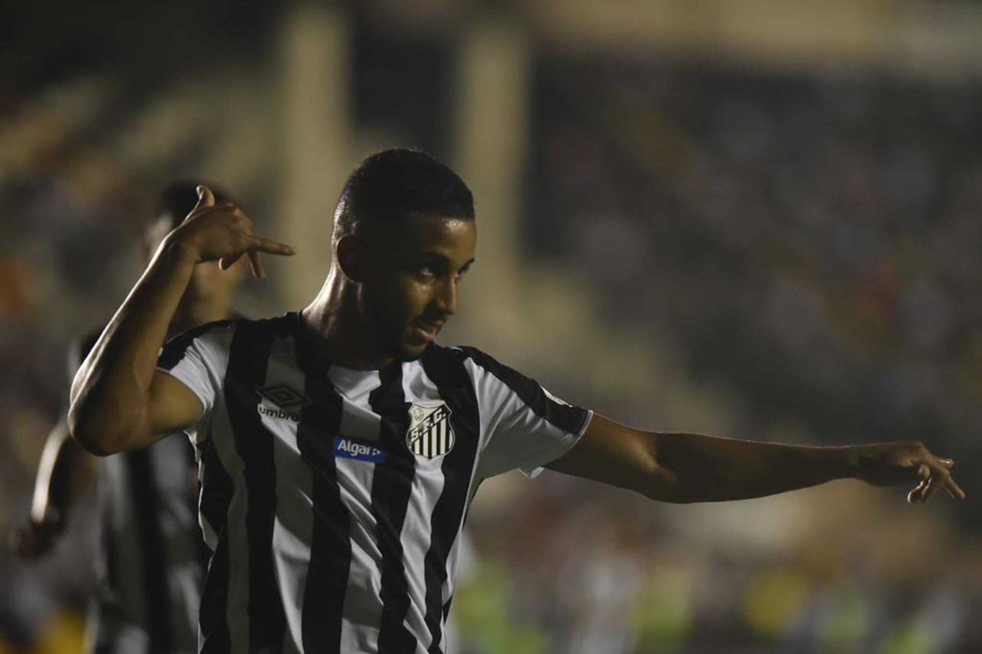 O Santos perdeu para o Vasco em São Januário, por 2 a 1, mas avançou às oitavas de final graças ao gol de Jorge, no segundo tempo. O lateral fez o seu primeiro com a camisa santista e acabou como o destaque do time ao lado de Soteldo (notas por Carlos Andrade)&nbsp;