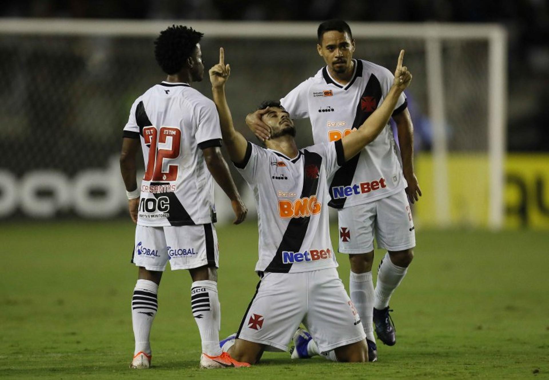 O Vasco bateu o Santos por 2 a 1, em São Januário, mas ficou sem a classificação na Copa do Brasil. No entanto, mostrou bom futebol em casa e contou com gols de Raul e Ricardo Graça, que marcaram pela primeira vez pelo clube. Veja as notas do LANCE! por Carlos Bandeira de Mello (carlosandrade@lancenet.com.br)