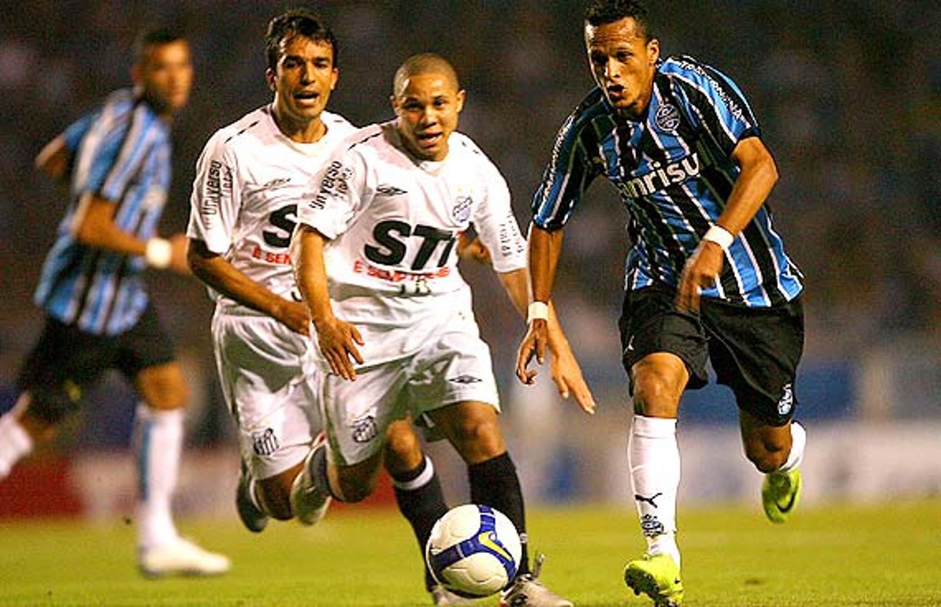 2009 - No ano em que brigou para não cair, o Santos estreou contra o Grêmio, mesmo adversário da partida de domingo. Ainda no estádio Olímpico, o Peixe empatou em 1 a 1, com gol do colombiano Molina. O Alvinegro terminou o Brasileirão em 12º colocado.