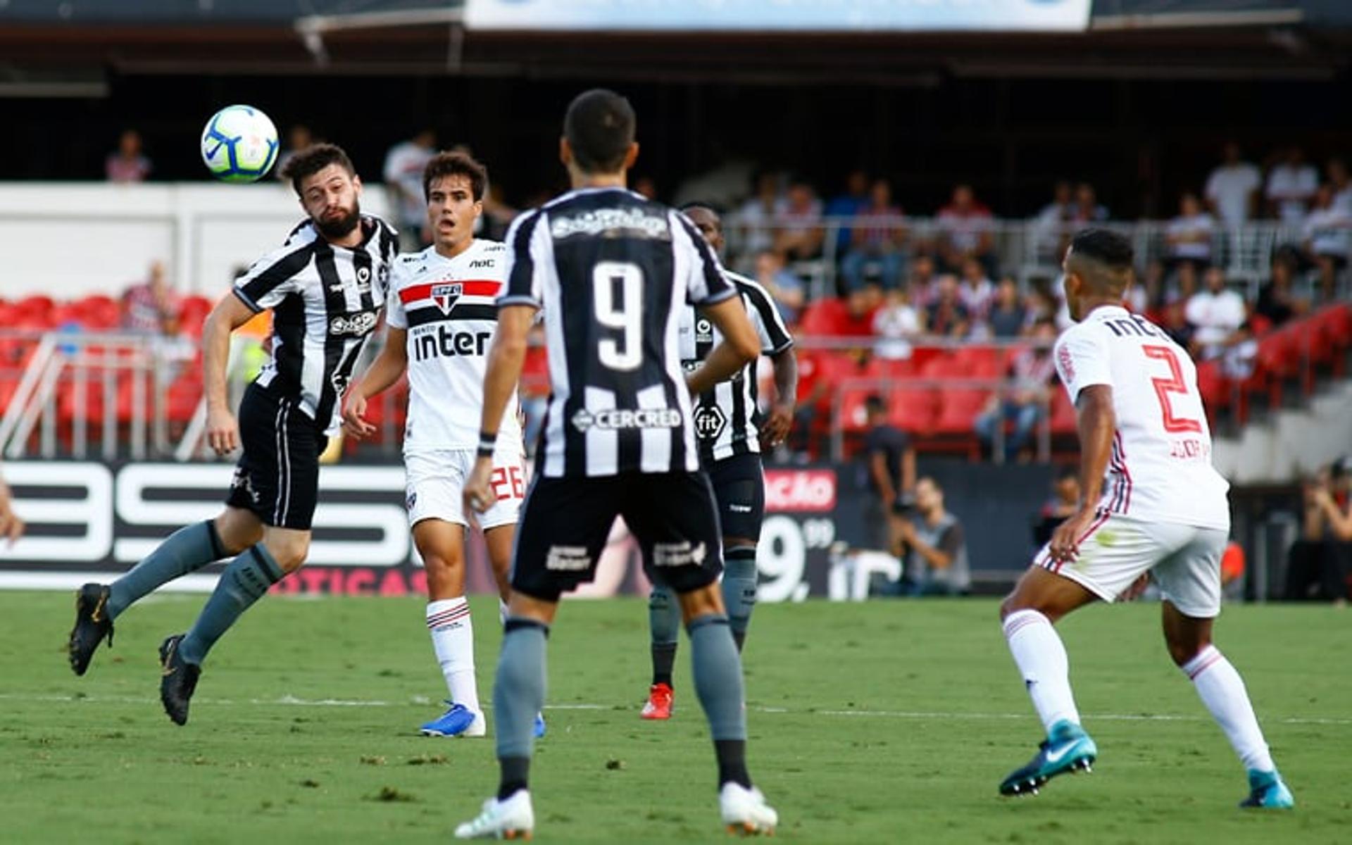 O Botafogo iniciou o Brasileirão com derrota para o São Paulo, neste sábado, no Morumbi. Apesar da tentativa de reter a bola, o Glorioso não conseguiu ser eficiente no ataque. O destaque ficou no meio-campo: Gustavo. Além dos bons passes, o volante também foi bem nos desarmes. Confira as notas do L! (Por Carlos Bandeira de Mello: carlosandrade@lancenet.com.br)