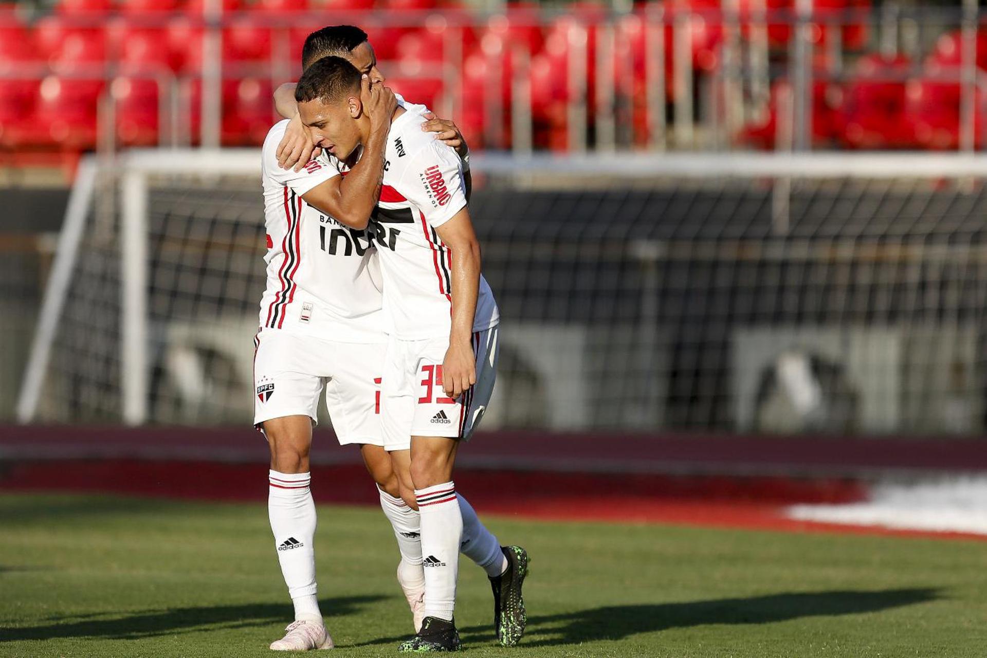 Sem levar grandes sustos, o São Paulo venceu o Botafogo por 2 a 0, no Morumbi, neste sábado, no duelo que abriu o Campeonato Brasileiro 2019. Everton e Antony (ambos na foto) foram bem. Hudson e&nbsp;Tchê Tchê, que fez sua estreia pelo Tricolor, também se destacaram. Veja as notas do LANCE! para o São Paulo (Por&nbsp;Carlos Bandeira de Mello - carlosandrade@lancenet.com.br)