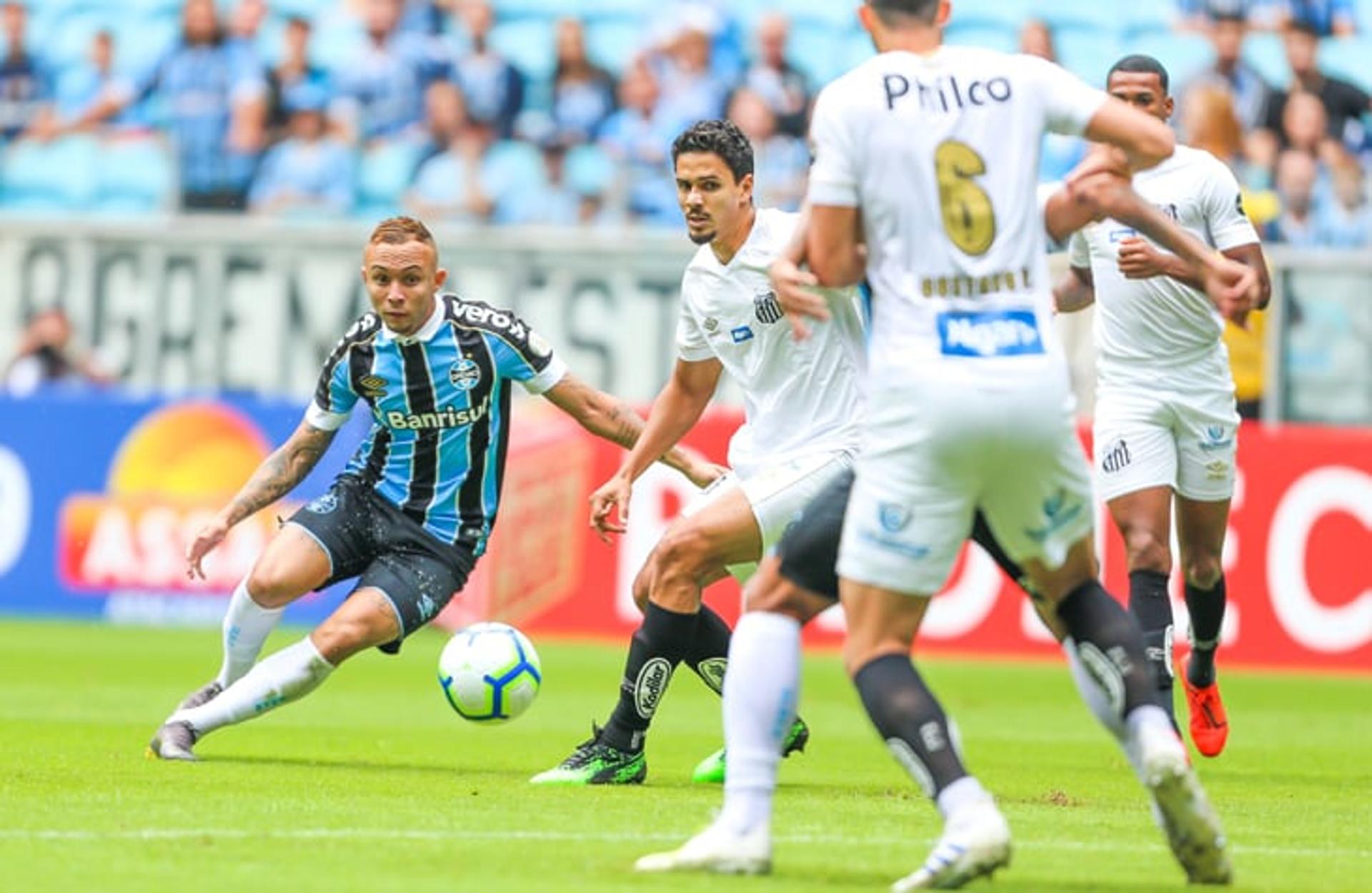 O Grêmio bem que tentou, mas iniciou o Brasileirão com derrota. Neste domingo, a equipe gaúcha perdeu por 2 a 1 para o Santos, na Arena. Everton foi o destaque do Tricolor. O Cebolinha, já no fim da partida, fez o gol de honra do time. Veja as notas do LANCE! por Ricardo Tavares.