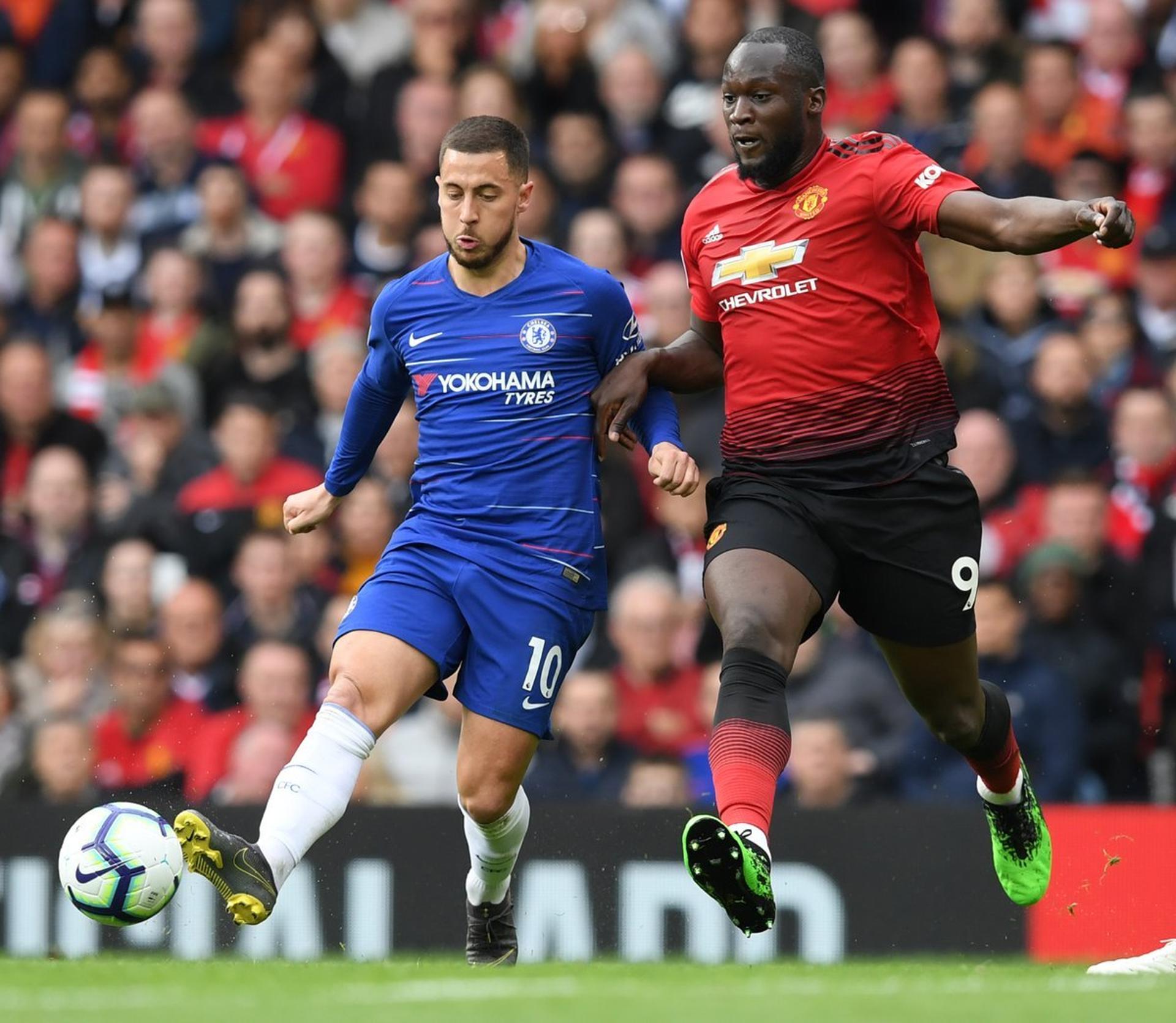 Hazard e Lukaku, belgas disputam bola