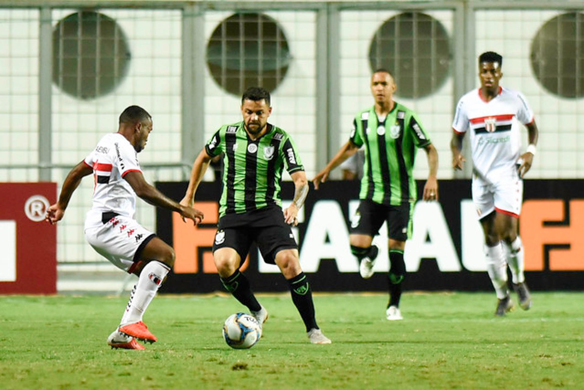 O Coelho fez sua estreia em casa na Série B diante do Botafogo-SP, no dia do seu aniversário de 107 anos