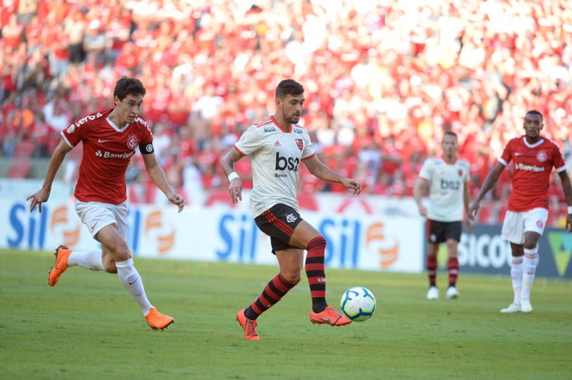 O Flamengo bem que tentou, mas foi superado pelo Inter no Beira Rio. Apesar da derrota por 2 a 1, Everton Ribeiro e Arrascaeta fizeram boa partida e se destacaram no Rubro-Negro. Veja as notas do LANCE! por Carolina Lima (reporterfla@lancenet.com.br)