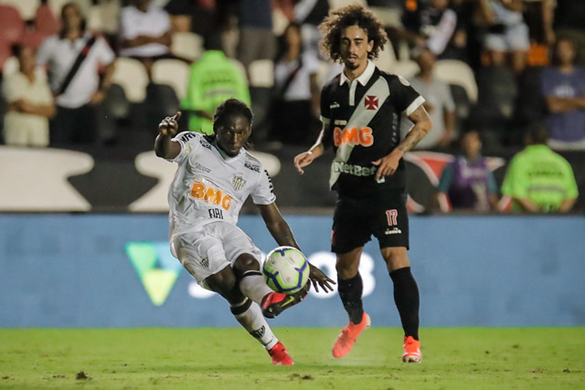 Chará passa por Valdívia para marcar belo gol de perna esquerda