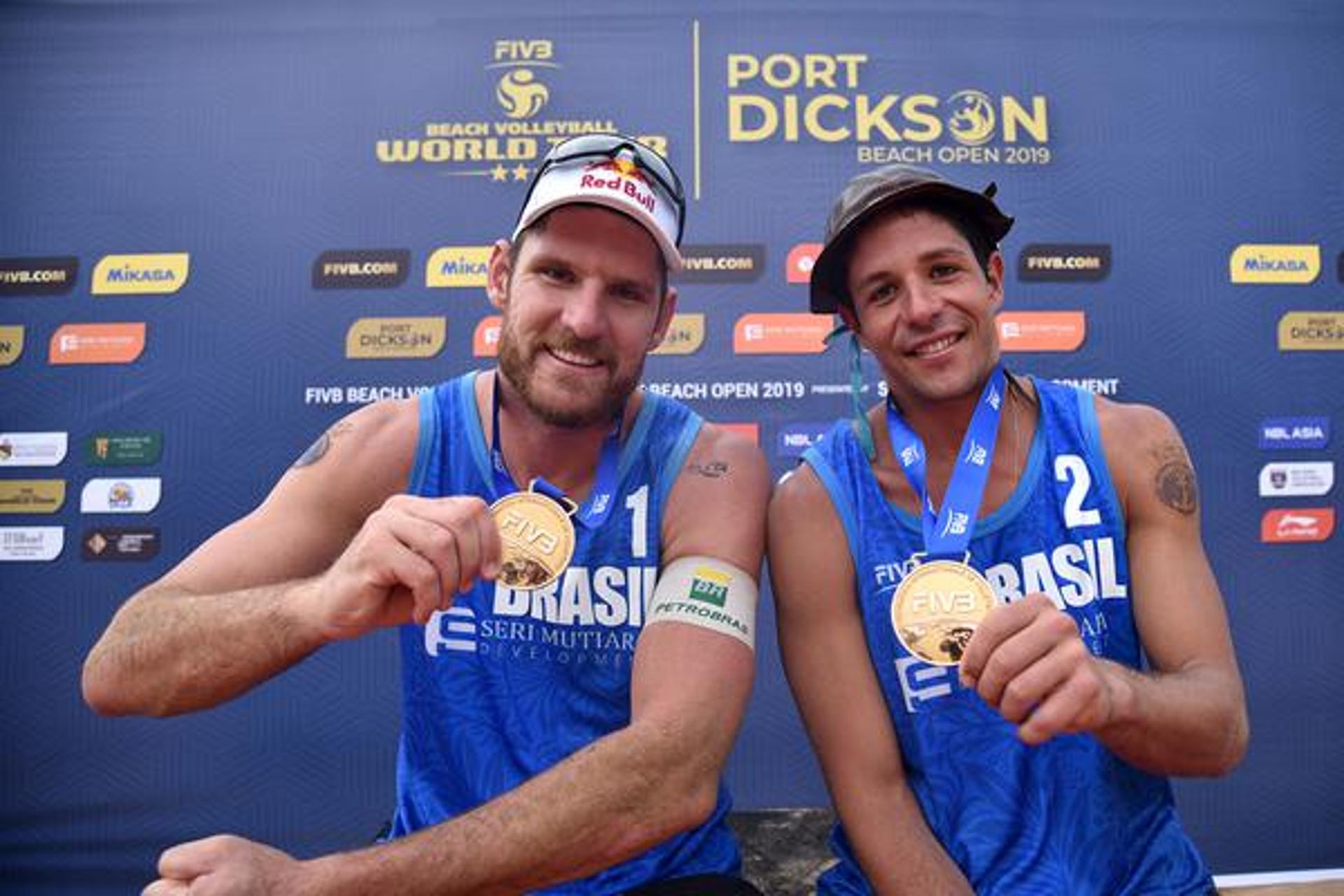 Alison e Álvaro com a medalha em Kuala Lumpur  (GettyImage/FIVB)