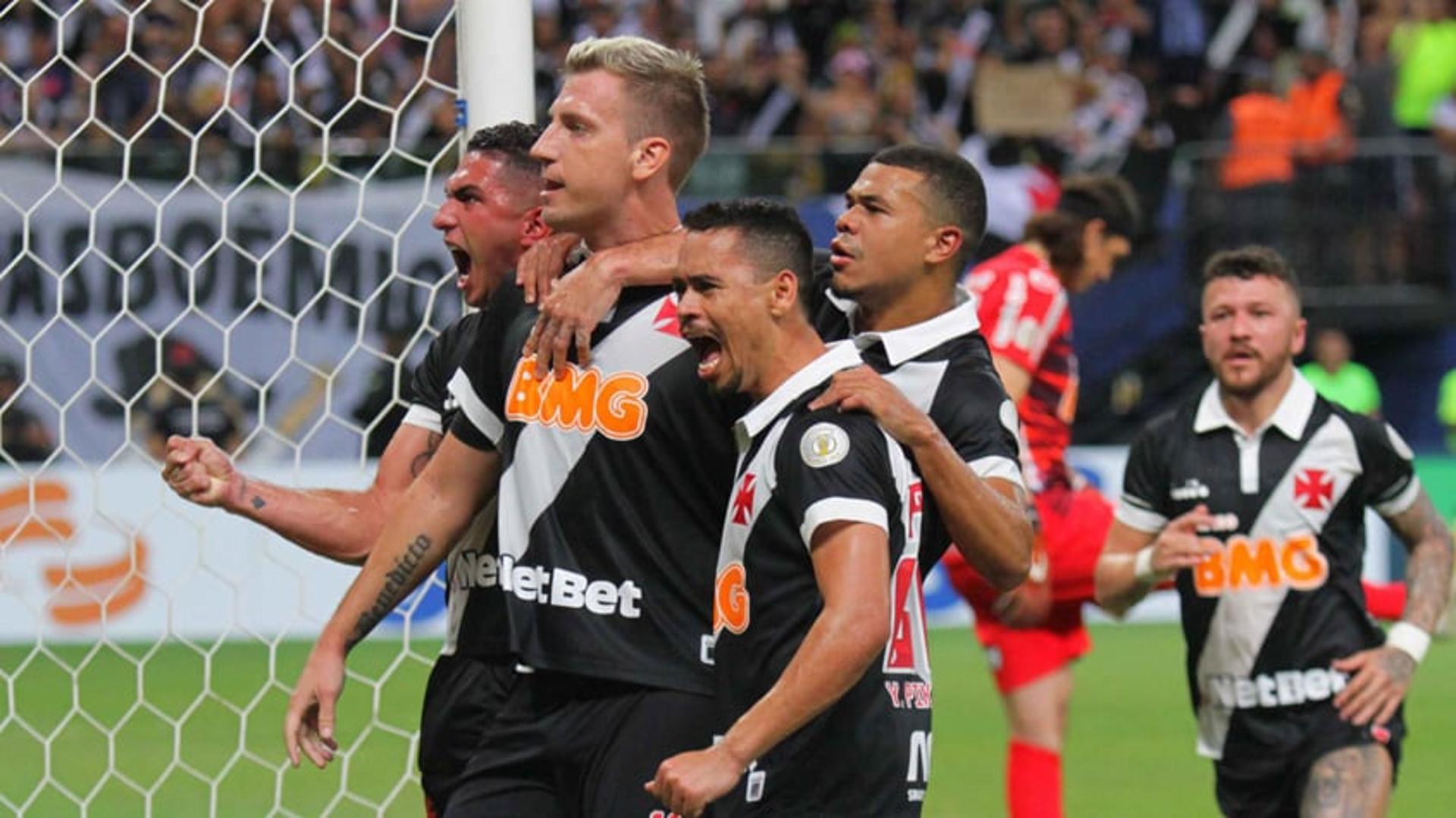 O Vasco saiu atrás, mas conseguiu arrancar o empate com o Corinthians em 1 a 1, neste sábado, na Arena Amazônia, em Manaus, pela 3ª rodada do Brasileirão. Autor do gol cruz-maltino, Maxi López foi o destaque do time na partida. Yago Pikachu e Rossi também tiveram boas atuações e foram bem avaliados. Confira as notas do LANCE! (por Fernanda Teixeira)