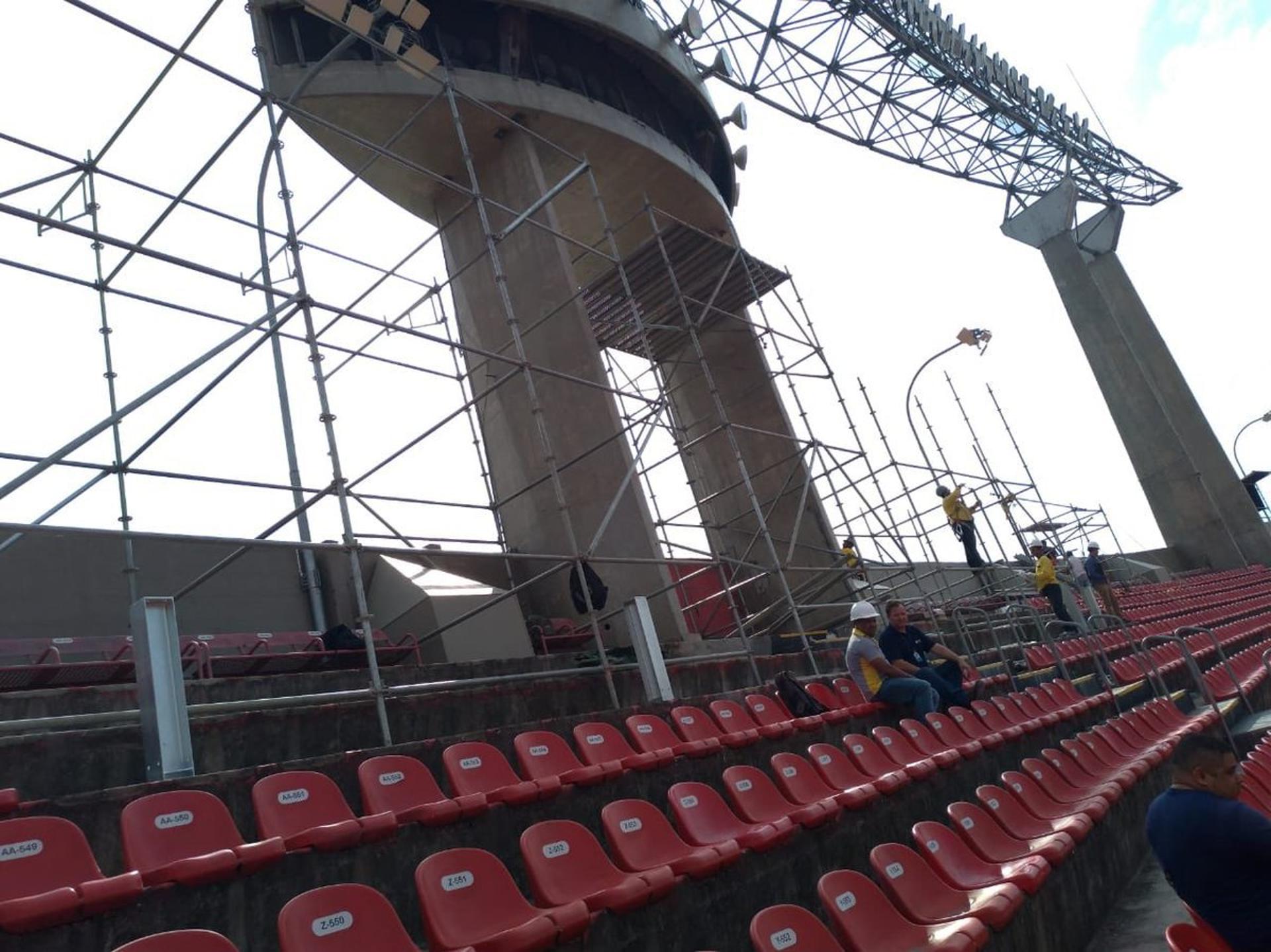 Montagem dos telões no Morumbi