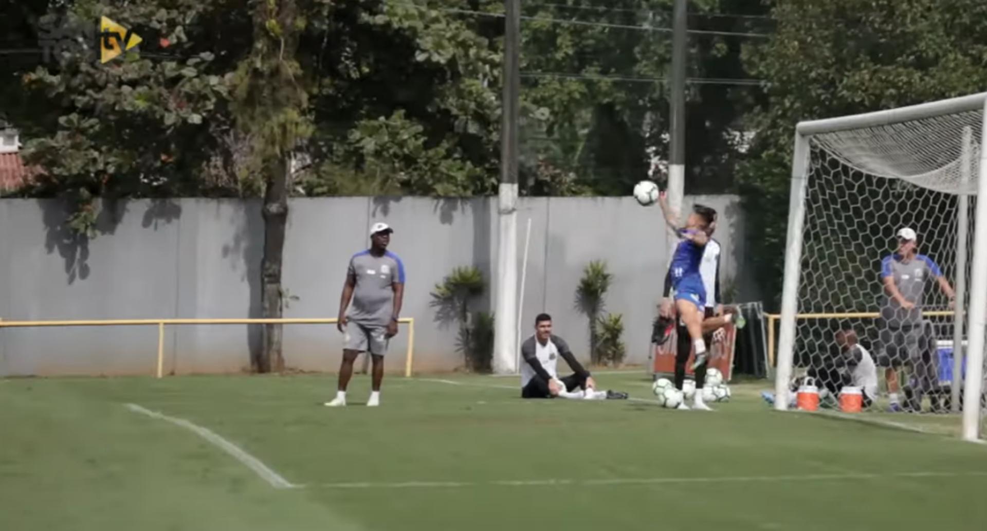 Soteldo no gol (treino)