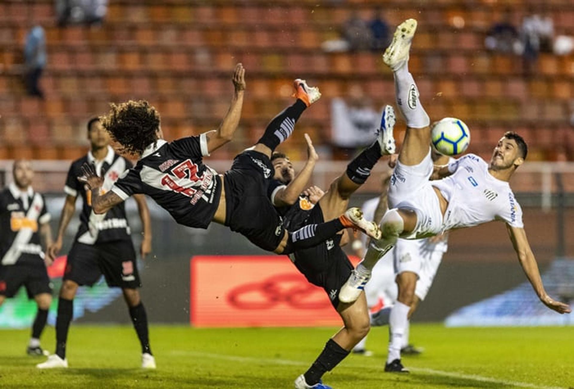 O Vasco teve uma atuação para esquecer no Pacaembu. Dominado amplamente em campo, o Cruz-Maltino foi goleado pelo Santos por 3 a 0 e segue na lanterna do Brasileirão. Veja as notas da equipe carioca por Ricardo Tavares (reportervasco@lancenet.com.br)