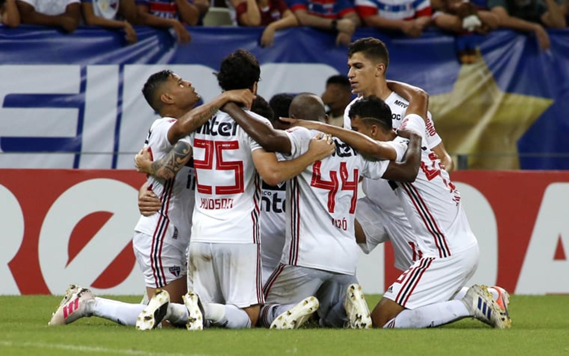 O São Paulo não foi brilhante, mas conseguiu uma vitória importante neste domingo no Castelão. Na partida marcada por homenagens a Rogério Ceni, o Tricolor melhorou no segundo tempo e conseguiu chegar ao gol com Hernanes, que entrou no intervalo. Veja, na sequência, as notas do LANCE! (Por Tiago Marchezini - reportersaopaulo@lancenet.com.br)