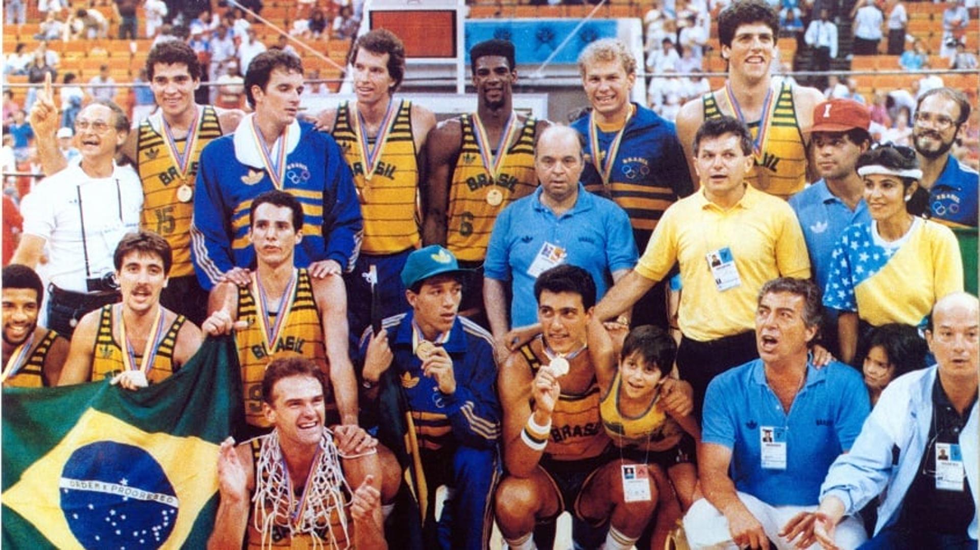 As lembranças da final histórica do basquete masculino do Pan-Americano de Indianápolis-1987 jamais serão apagadas da memória dos brasileiros. Sob o comando de Oscar Schmidt, a seleção derrotou os EUA dentro da casa dos norte-americanos pela primeira vez em toda a história da modalidade.&nbsp;